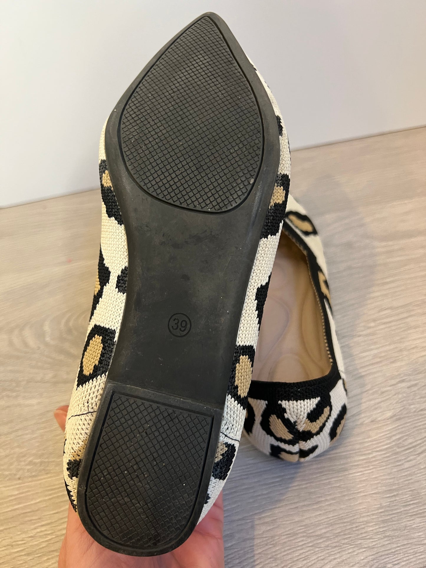 OTRAS. Zapato plano textura animal print. T 39