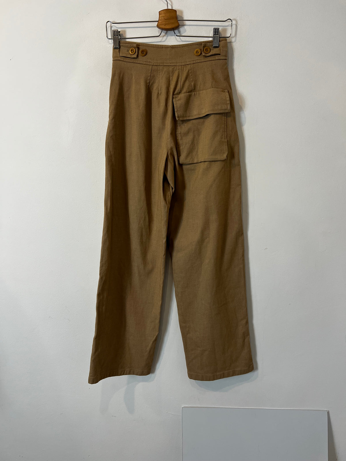 COS. Pantalón ancho camel
