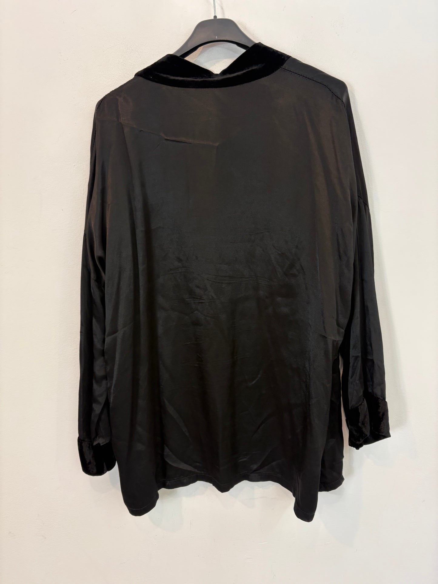 OTRAS. kimono negro detalles terciopelo