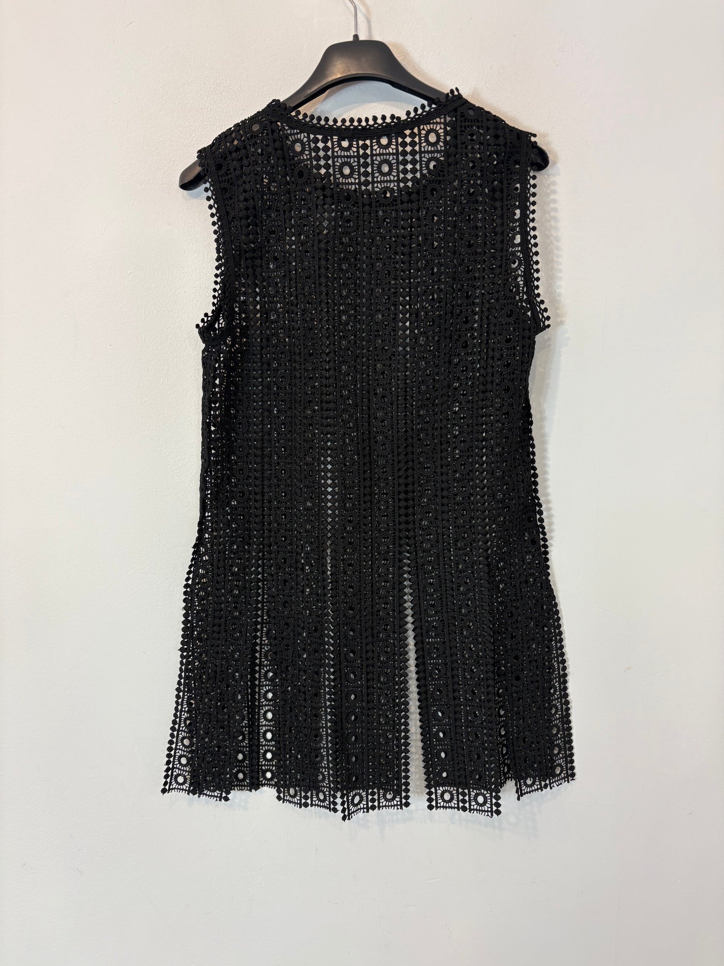 ZARA. Top negro troquelado aberturas