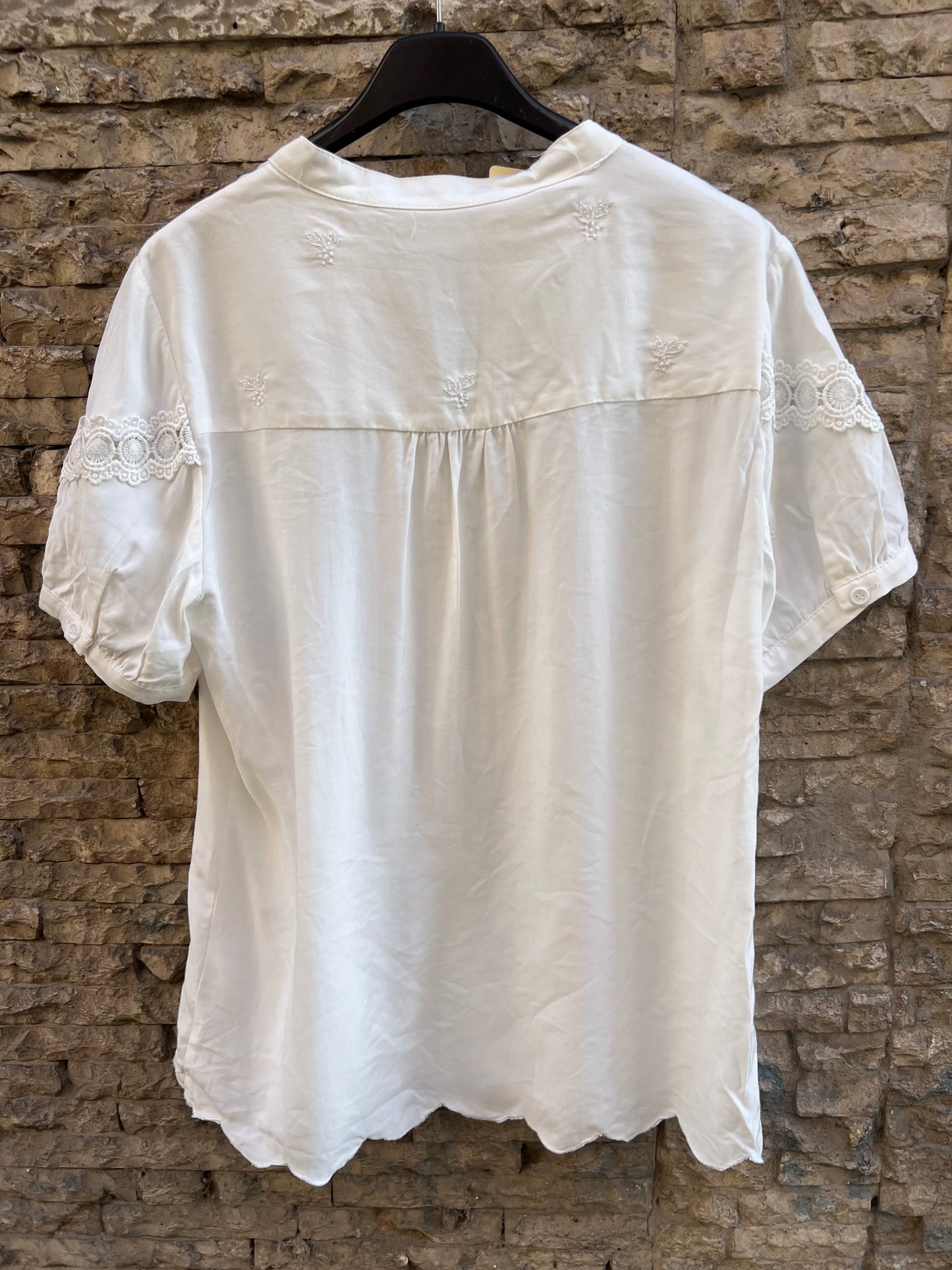 ANANY. Blusa blanca bordados. T S/M