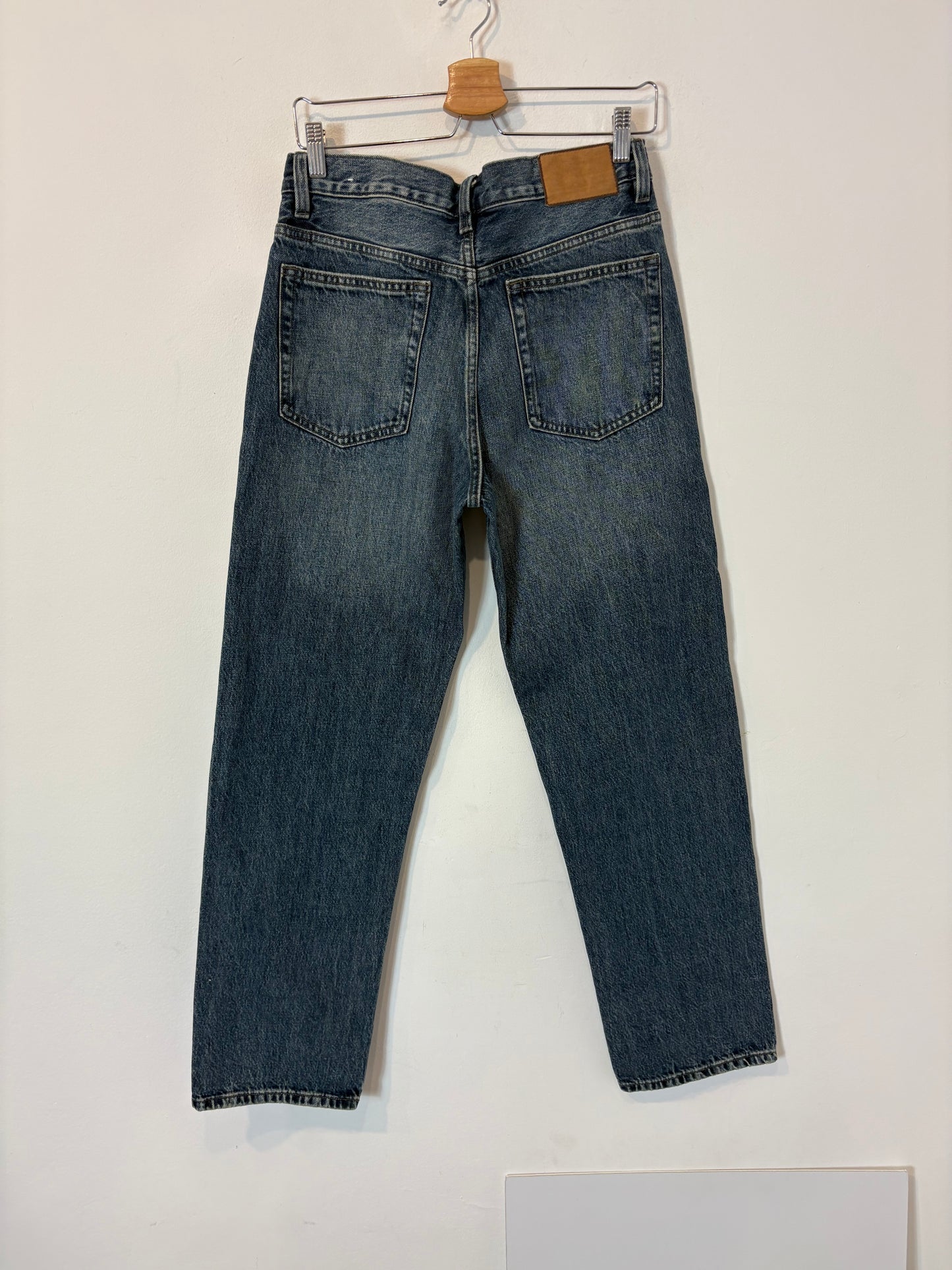 ZARA. Denim tiro medio abotonado