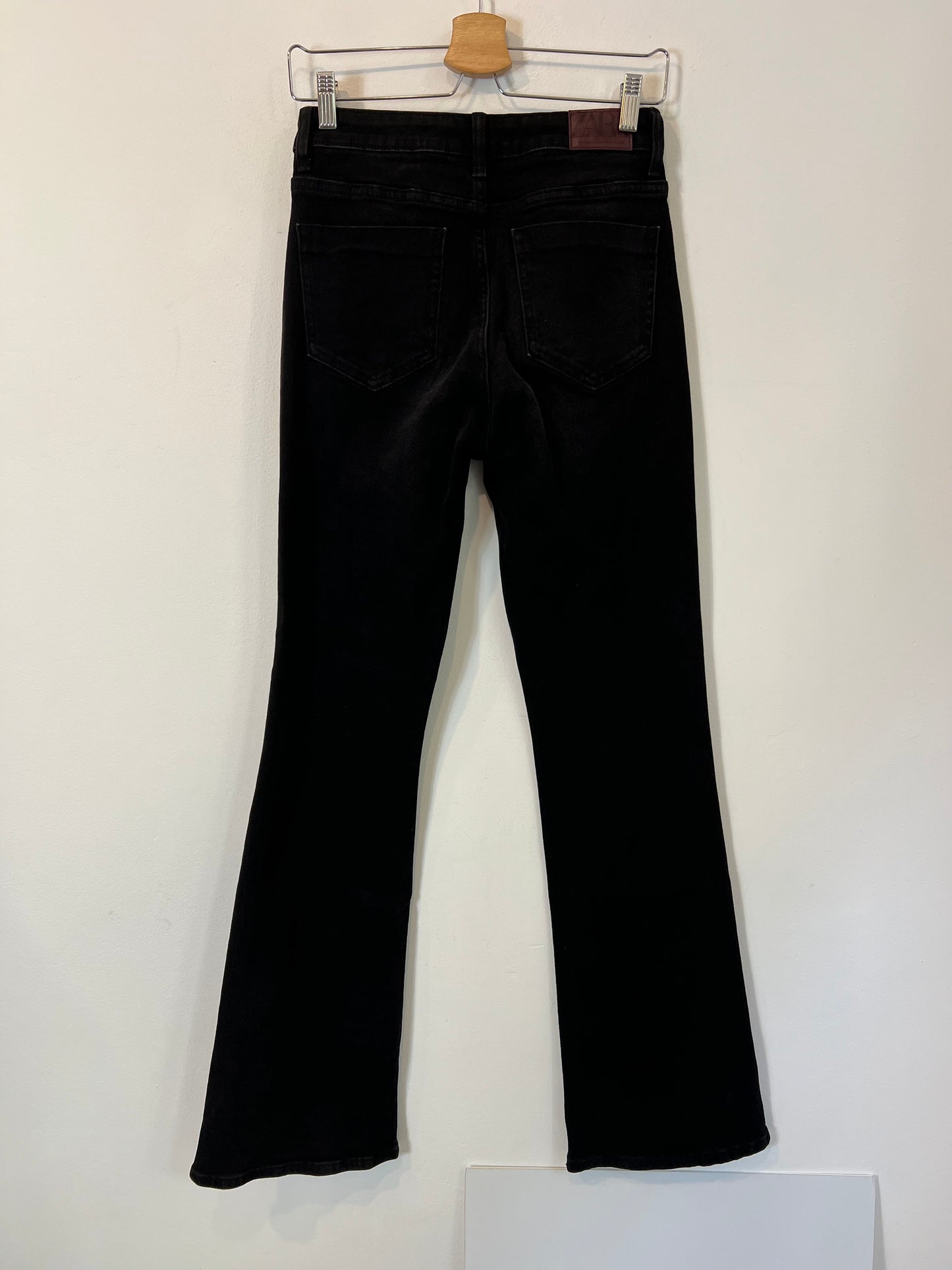 ZARA. Pantalón negro campana T.38