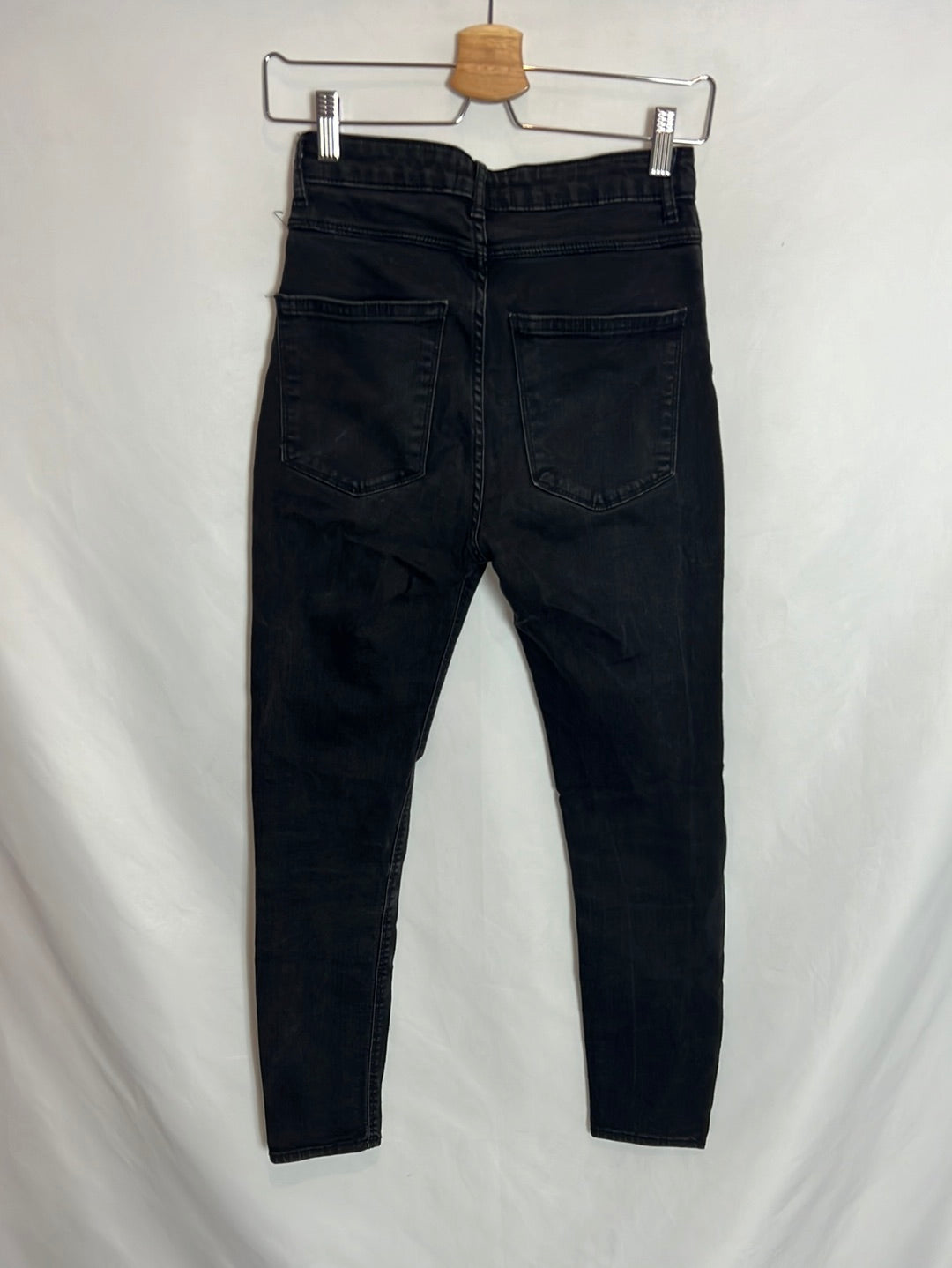 ZARA. Pantalón negro botones T.36