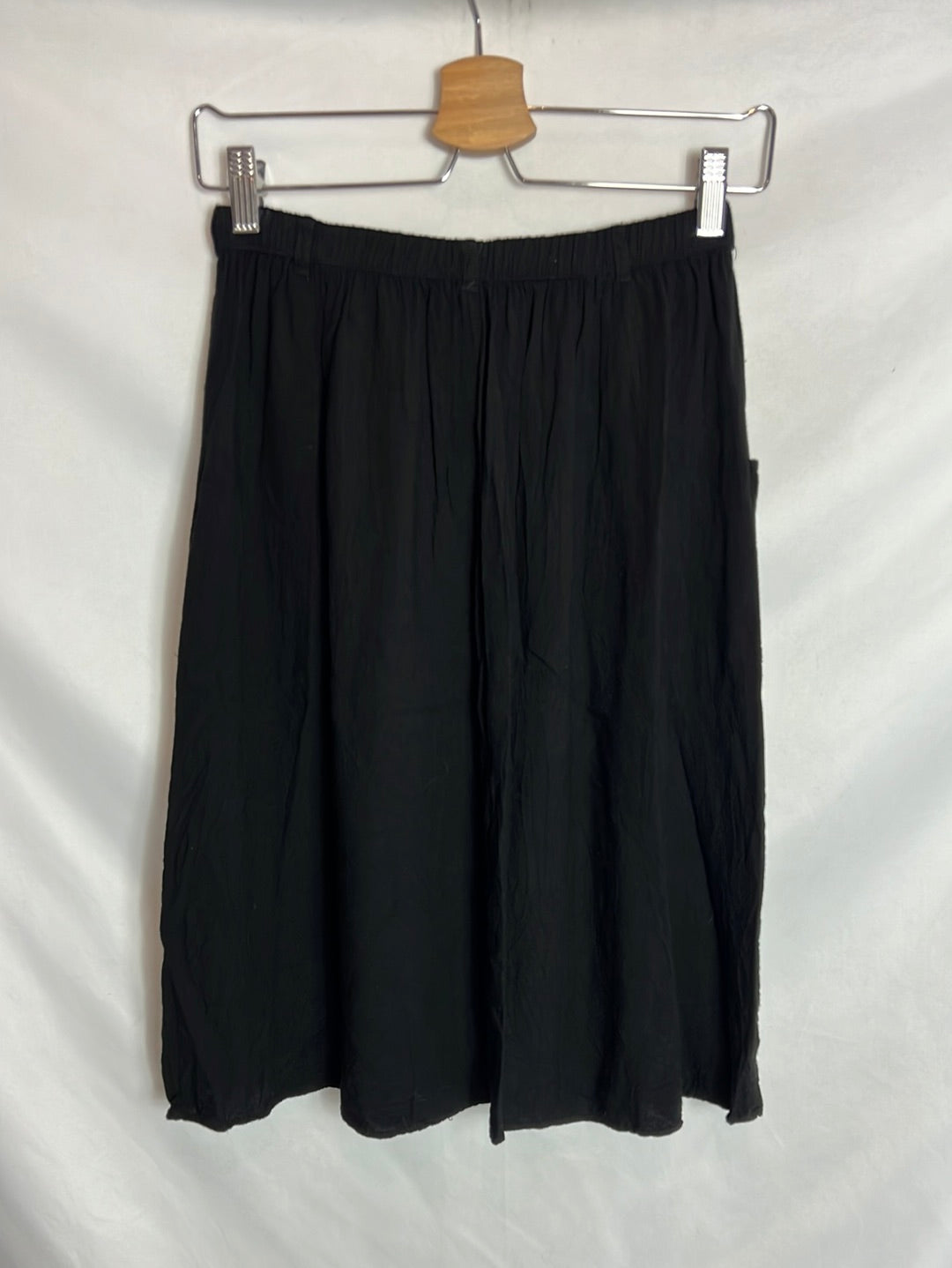 STRADIVARIUS. Falda fluida negra abotonada T.s