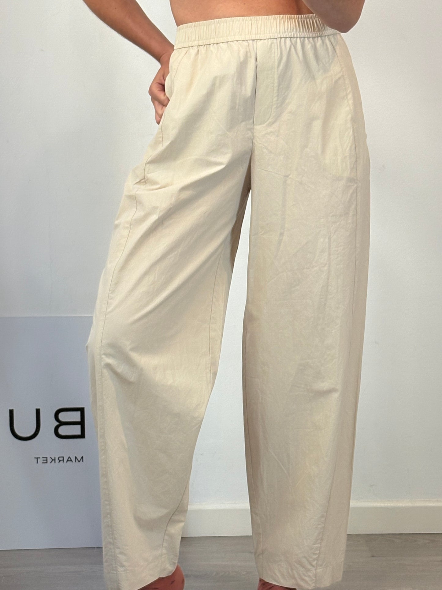 MANGO. Pantalón beige textura