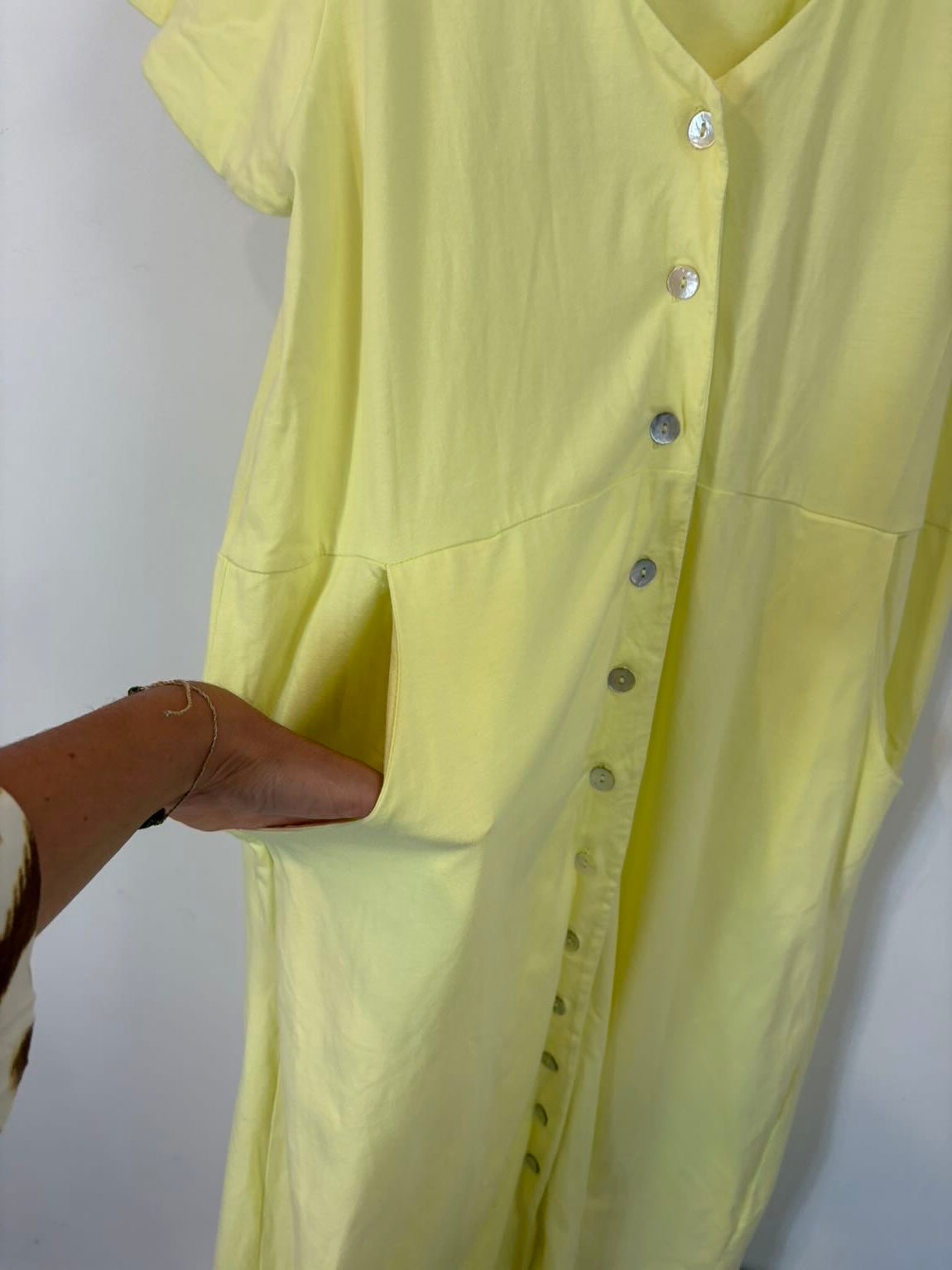 KOTIDIANO. Vestido algodón abotonado flúor