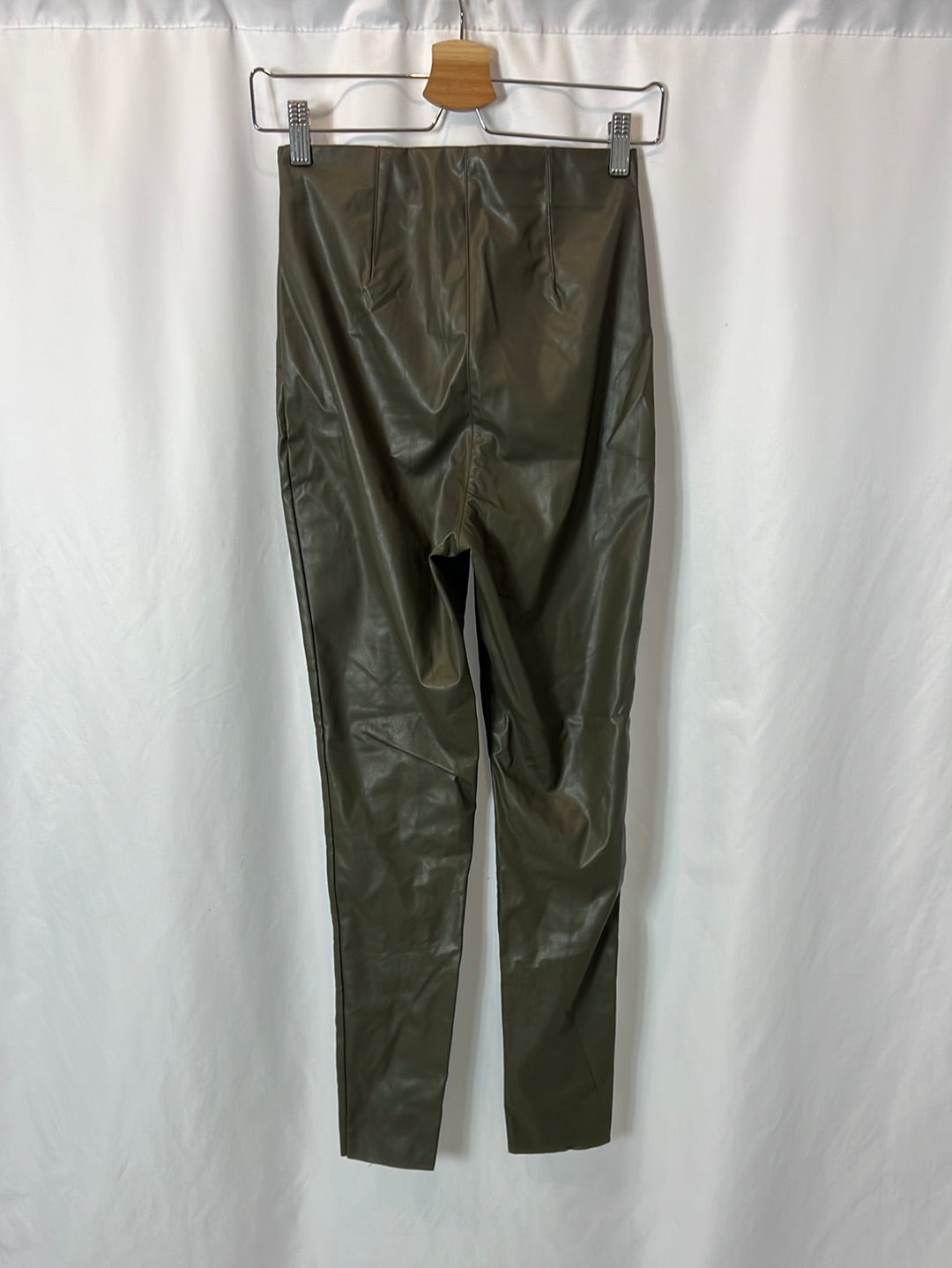 H&M. Pantalón verde polipiel T.36