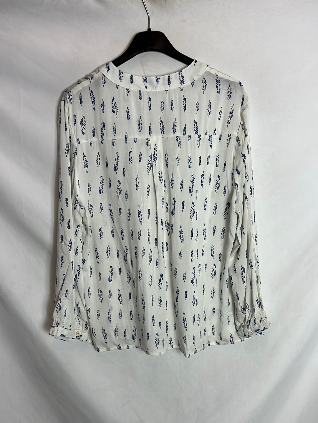 LONTANANZA. White blouse leaves. TL