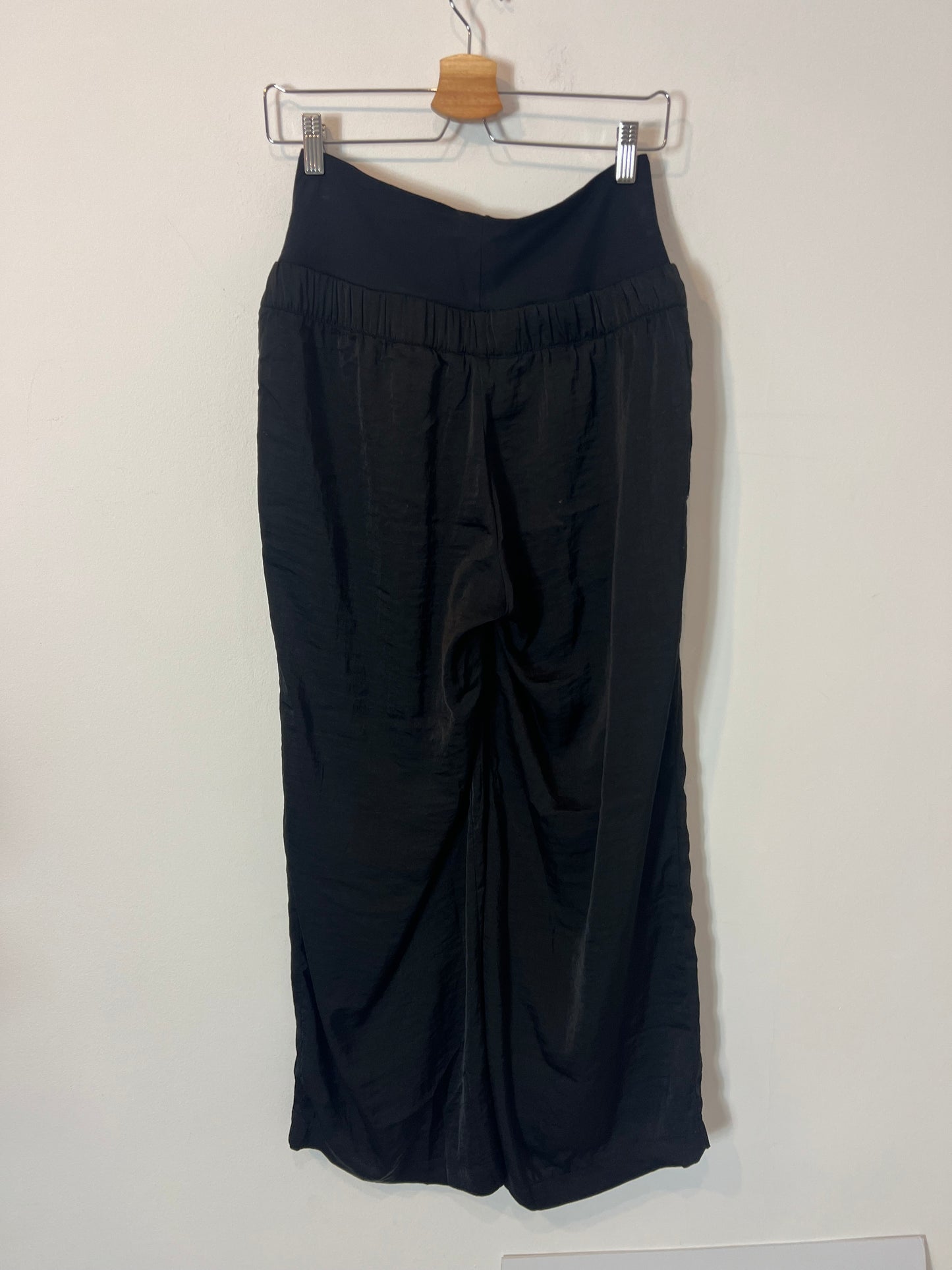 H&M. Pantalón fluido negro premamá. T S