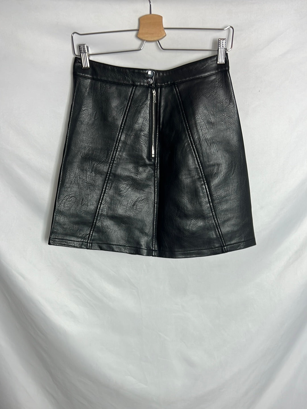 ZARA. Falda negra corta efecto piel. T S
