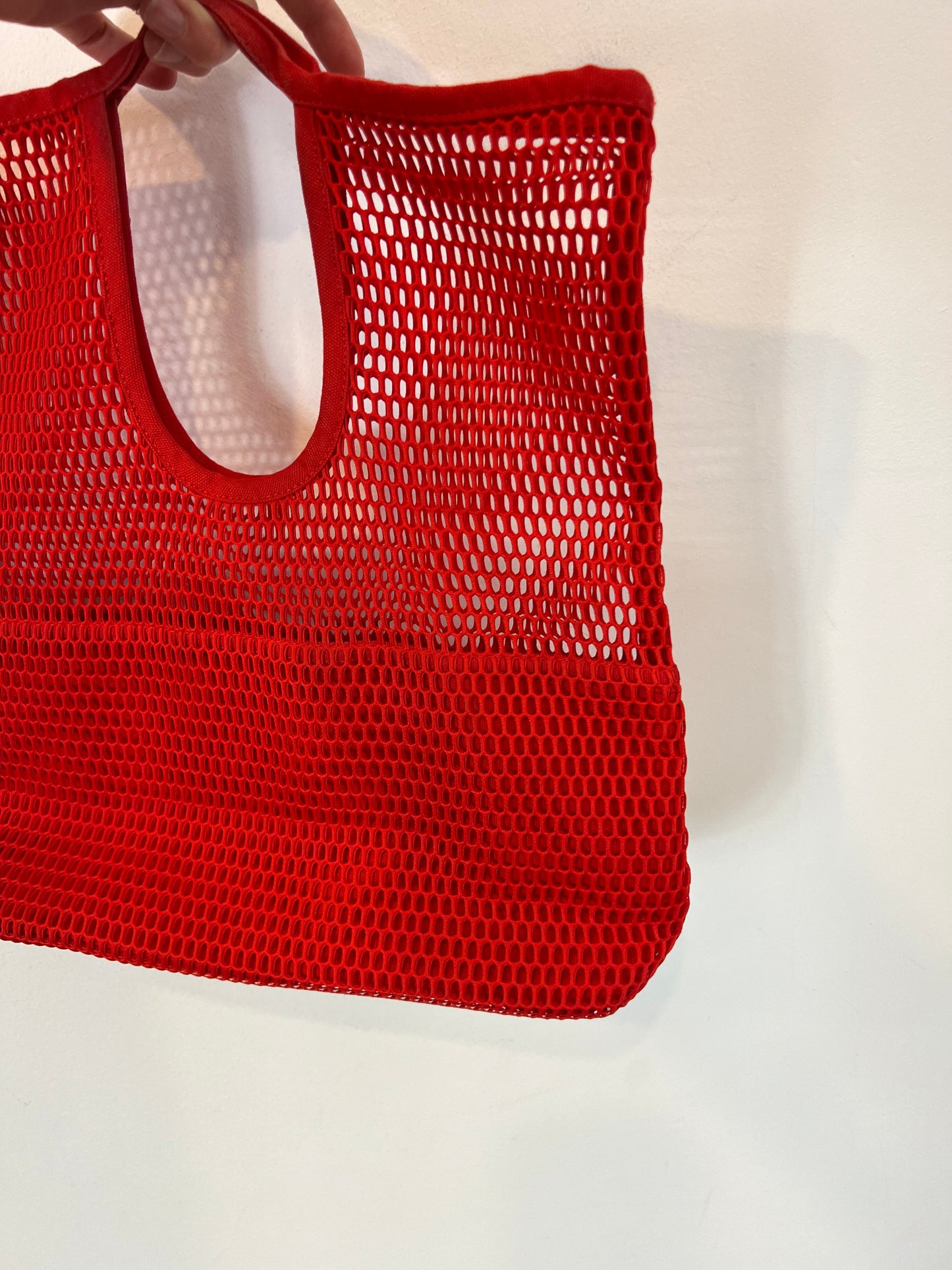 COS. Bolso rojo rejilla