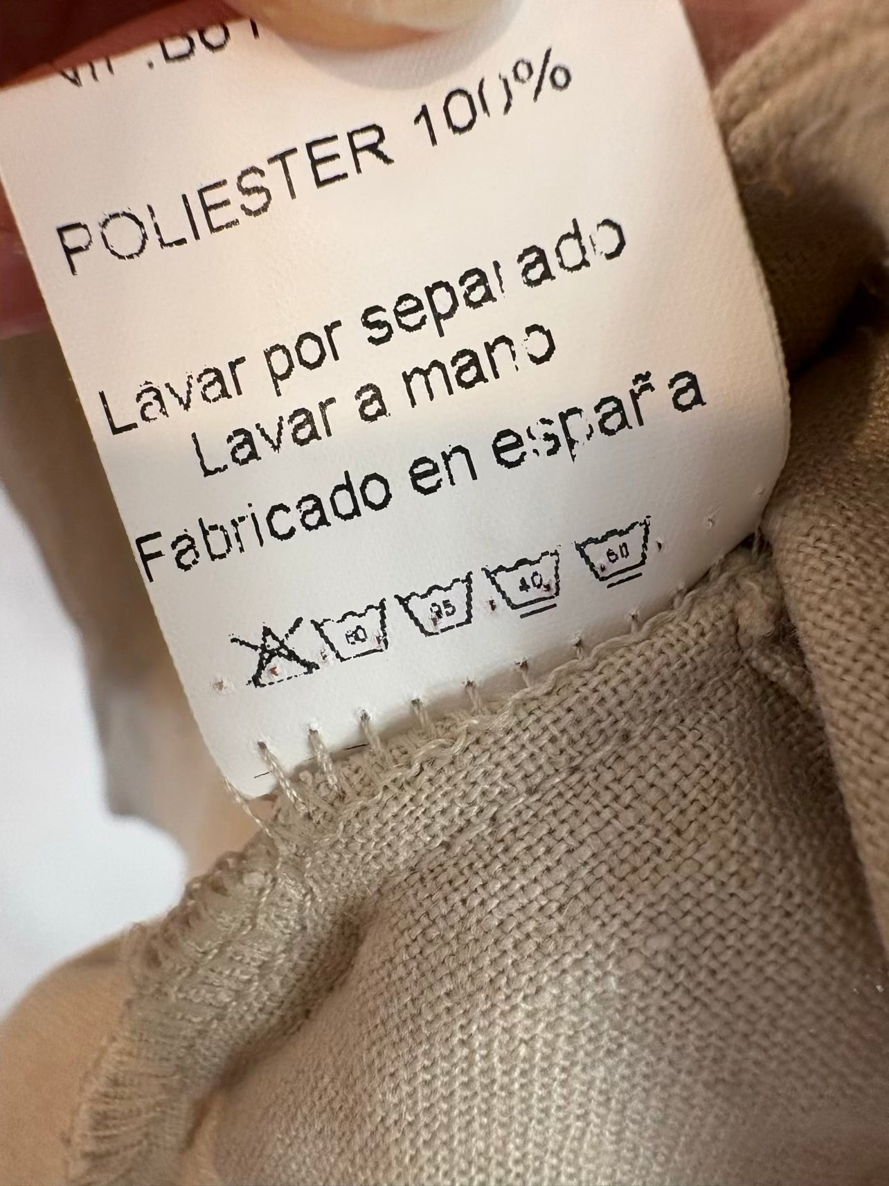 LE GODET. Top beige abotonado