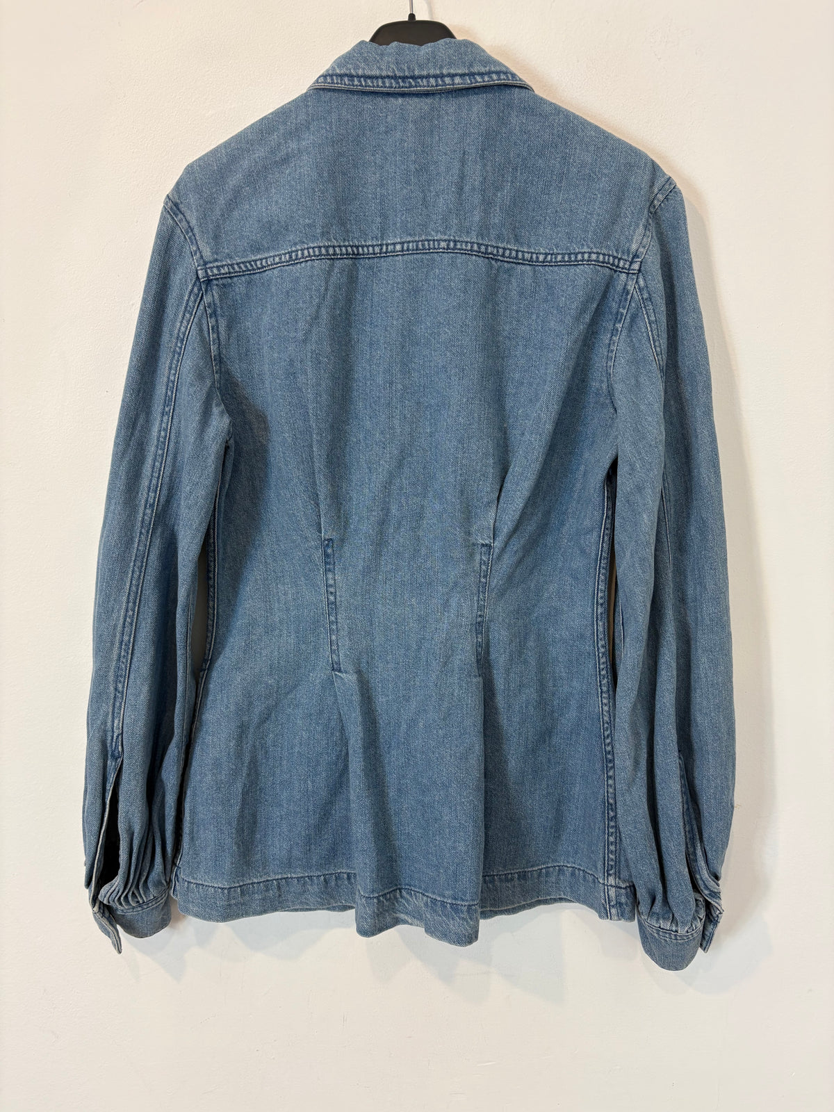 H&M. Sobrecamisa denim abotonada