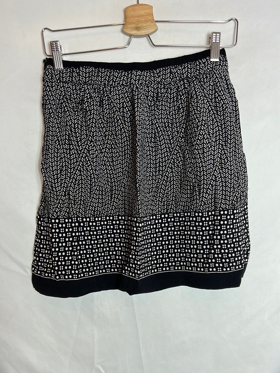 PROMOD. Falda corta negra estampada. T 36