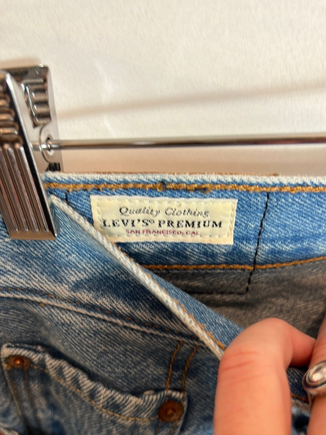 LEVI´S. Shorts vaquero flecos T.36