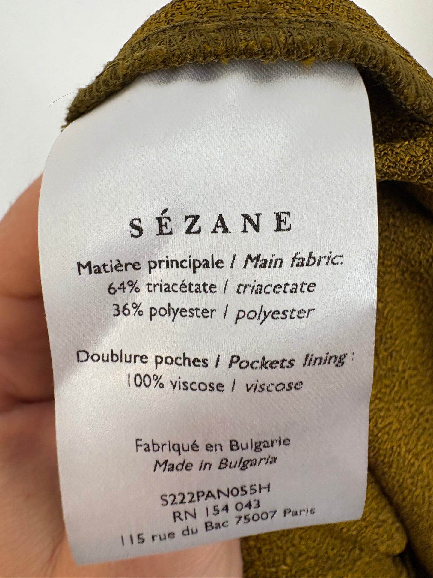 SÉZANE. Pantalón fluido caqui pinzas