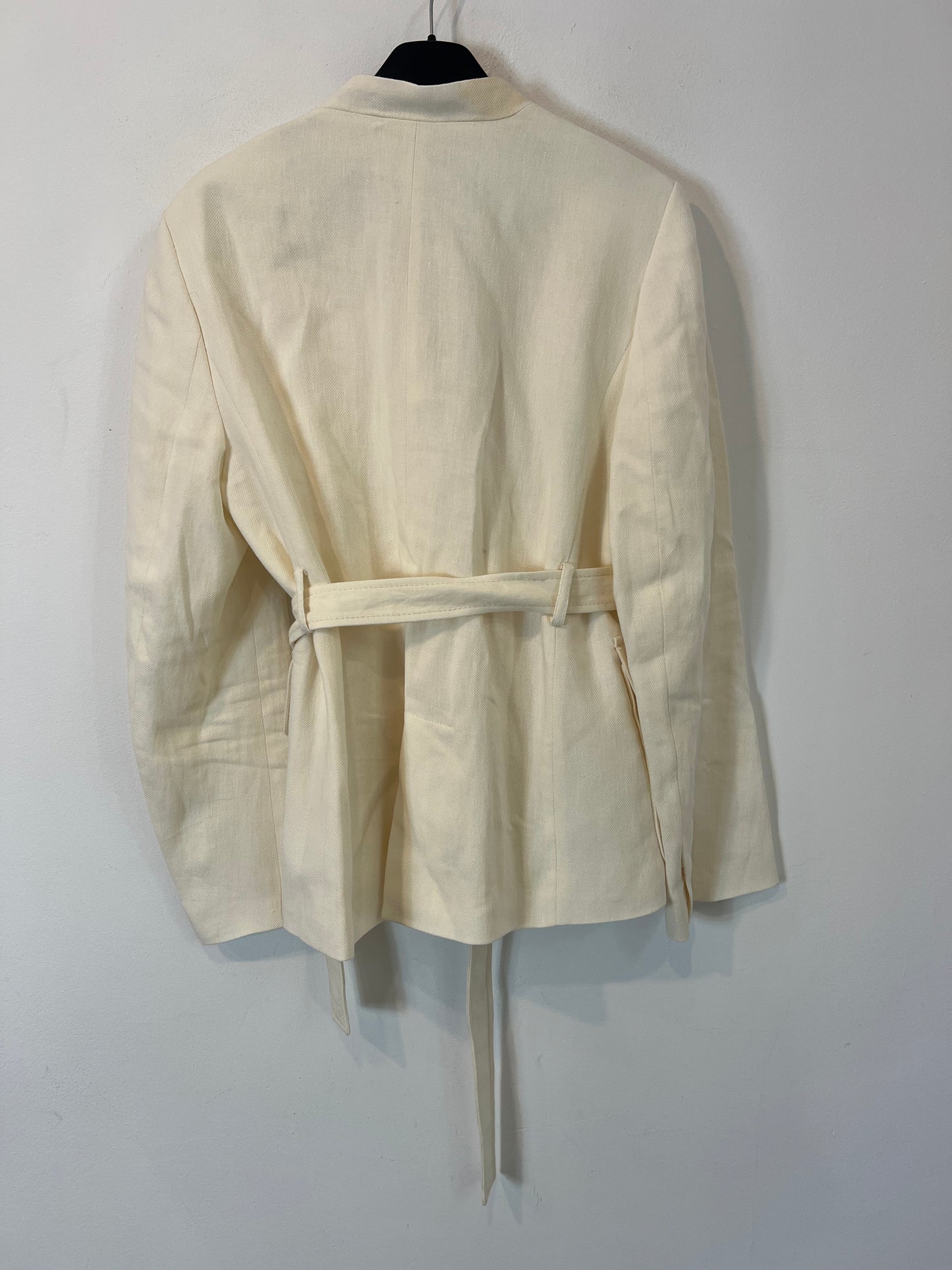 ZARA. Ecru blazer with belt. TS