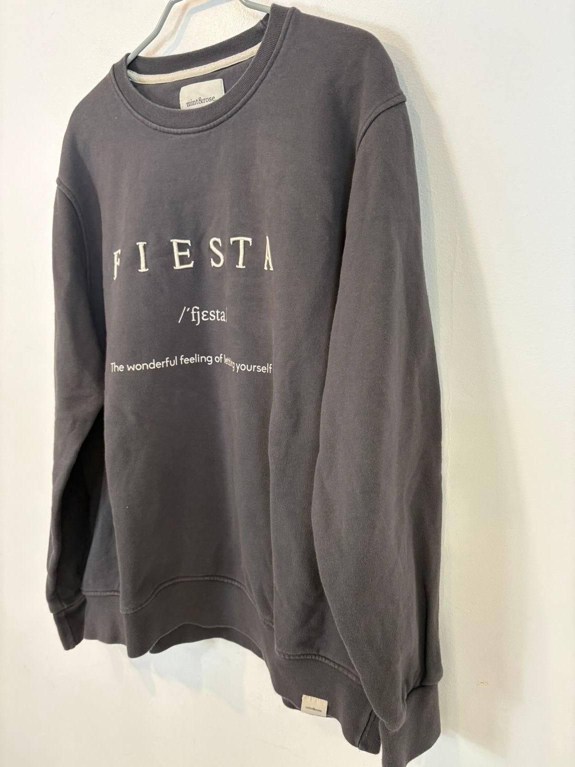 MINT & ROSE. Sudadera gris oscuro letras bordadas