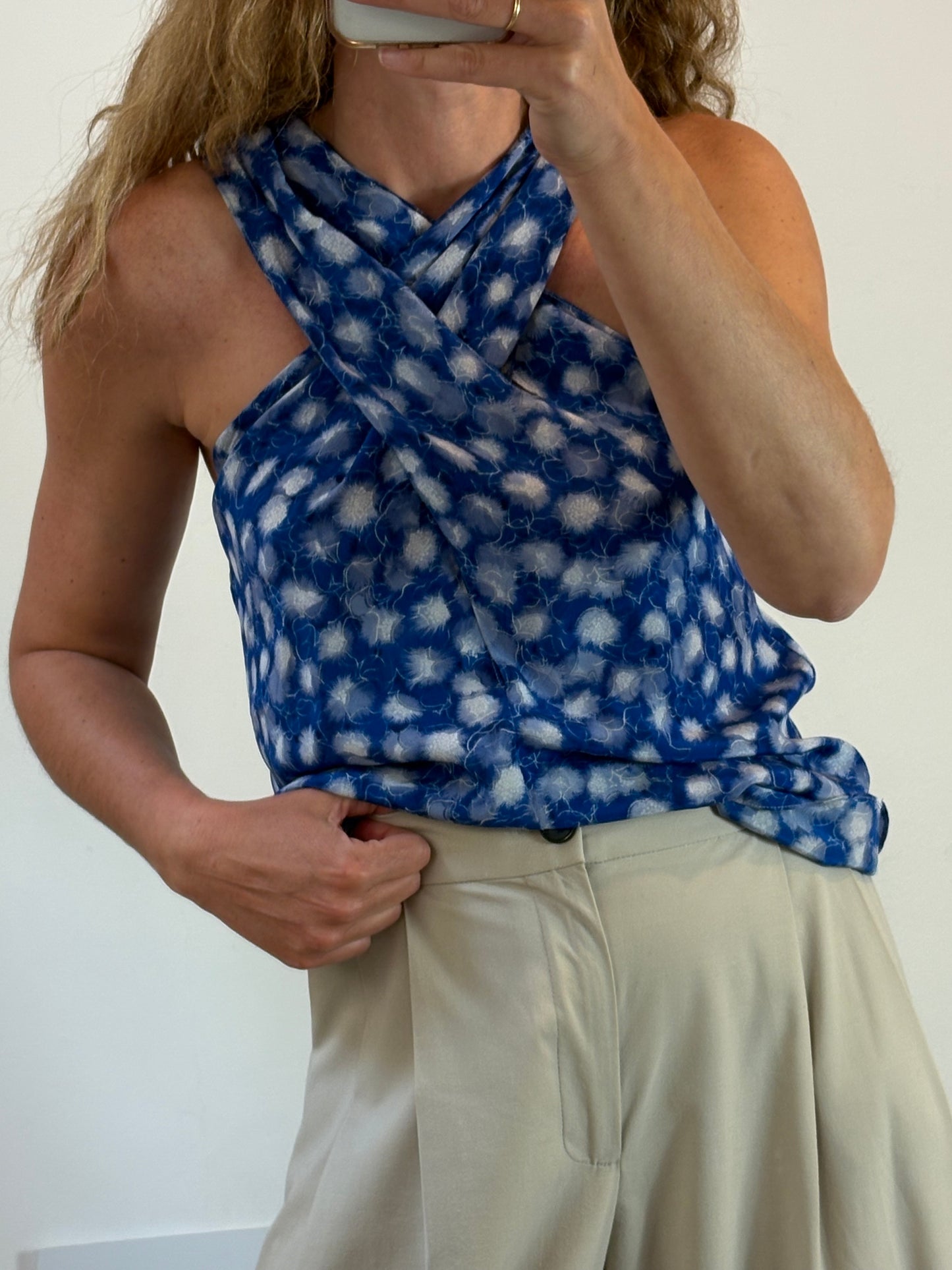 VANESSA BRUNO. Top azul seda estampado