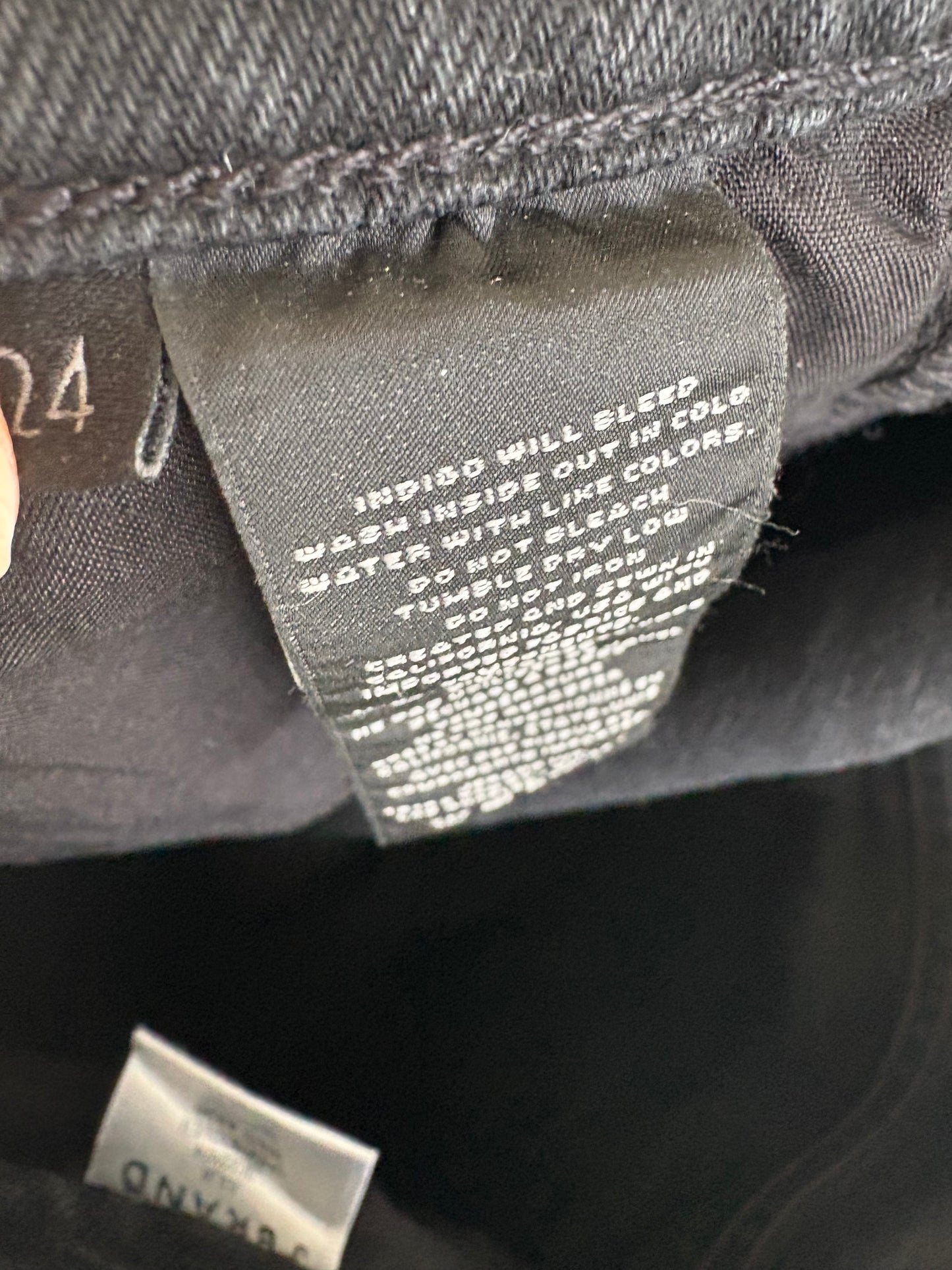 J BRAND. Denim negro ligeramente acampanado