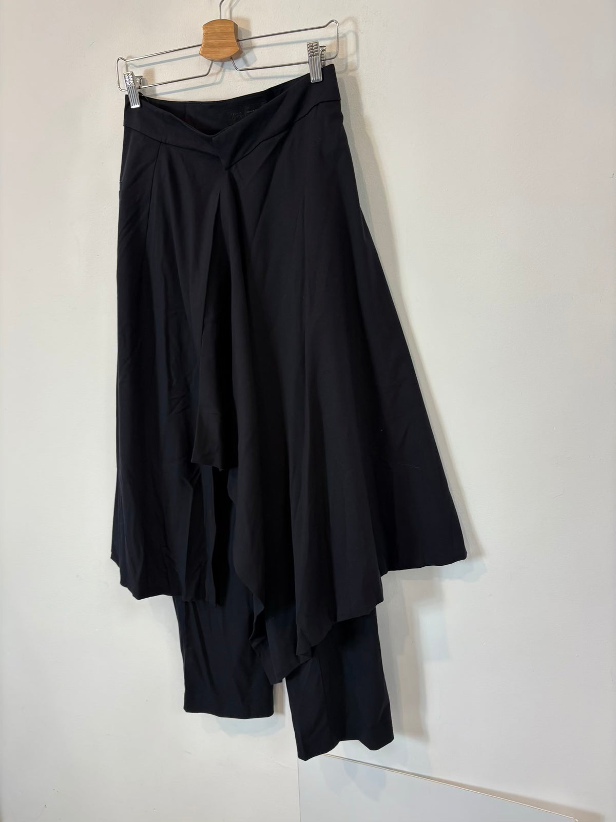 ZARA. Pantalón largo azul fluido efecto falda