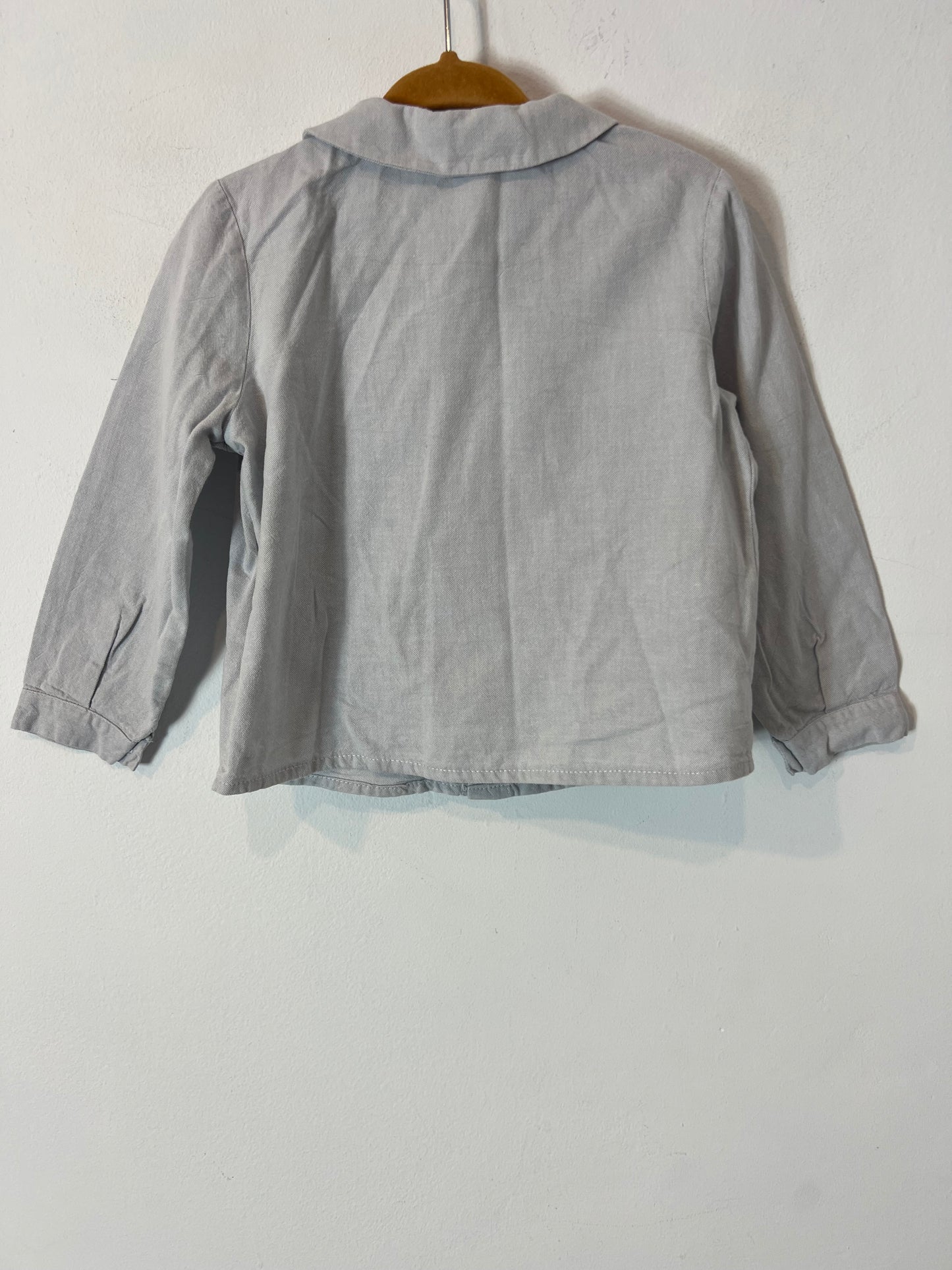 OTRAS. Camisa gris claro textura. T 2 años