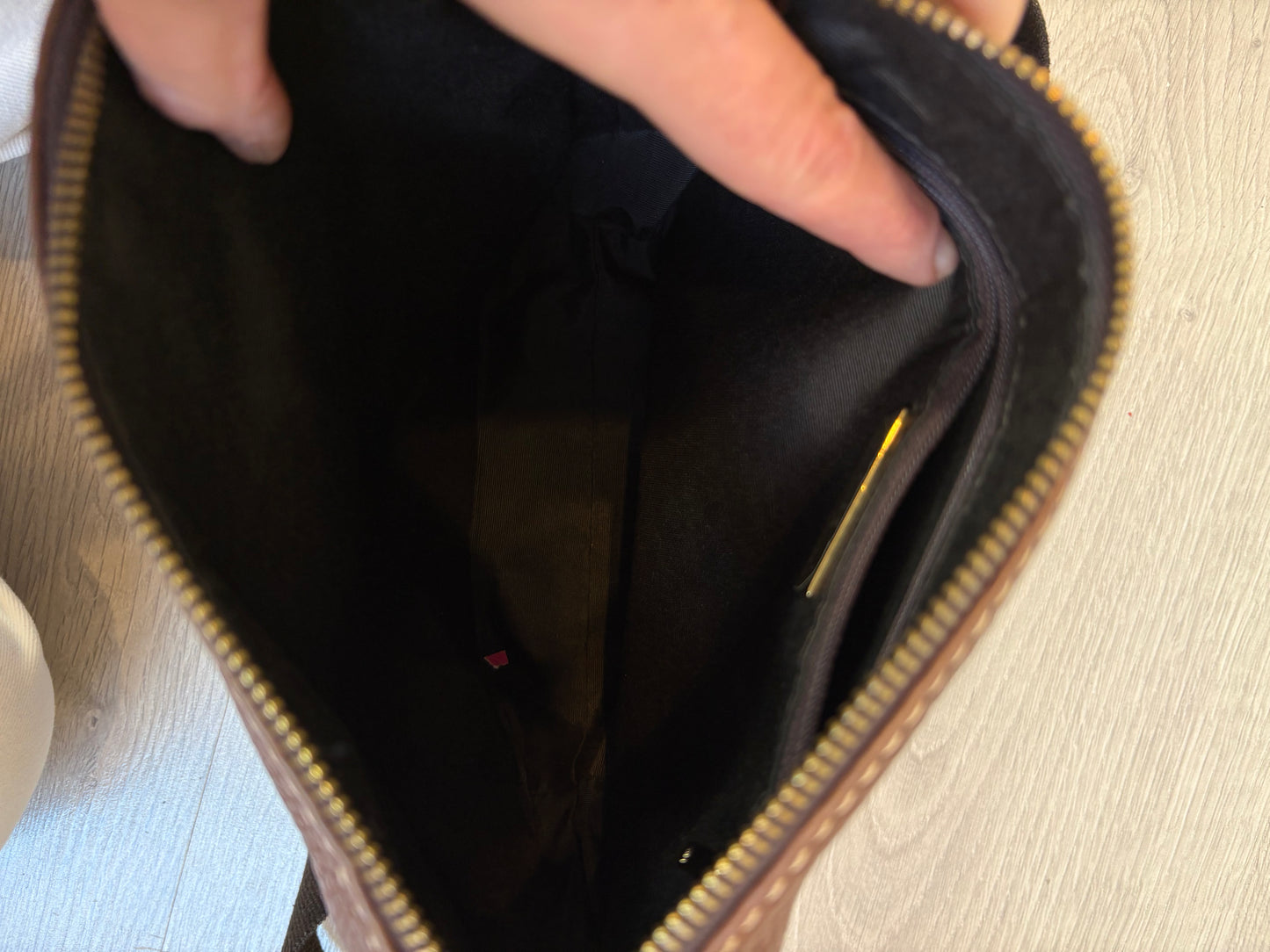 CAROLINA HERRERA. Bolso marrón piel asa regulable