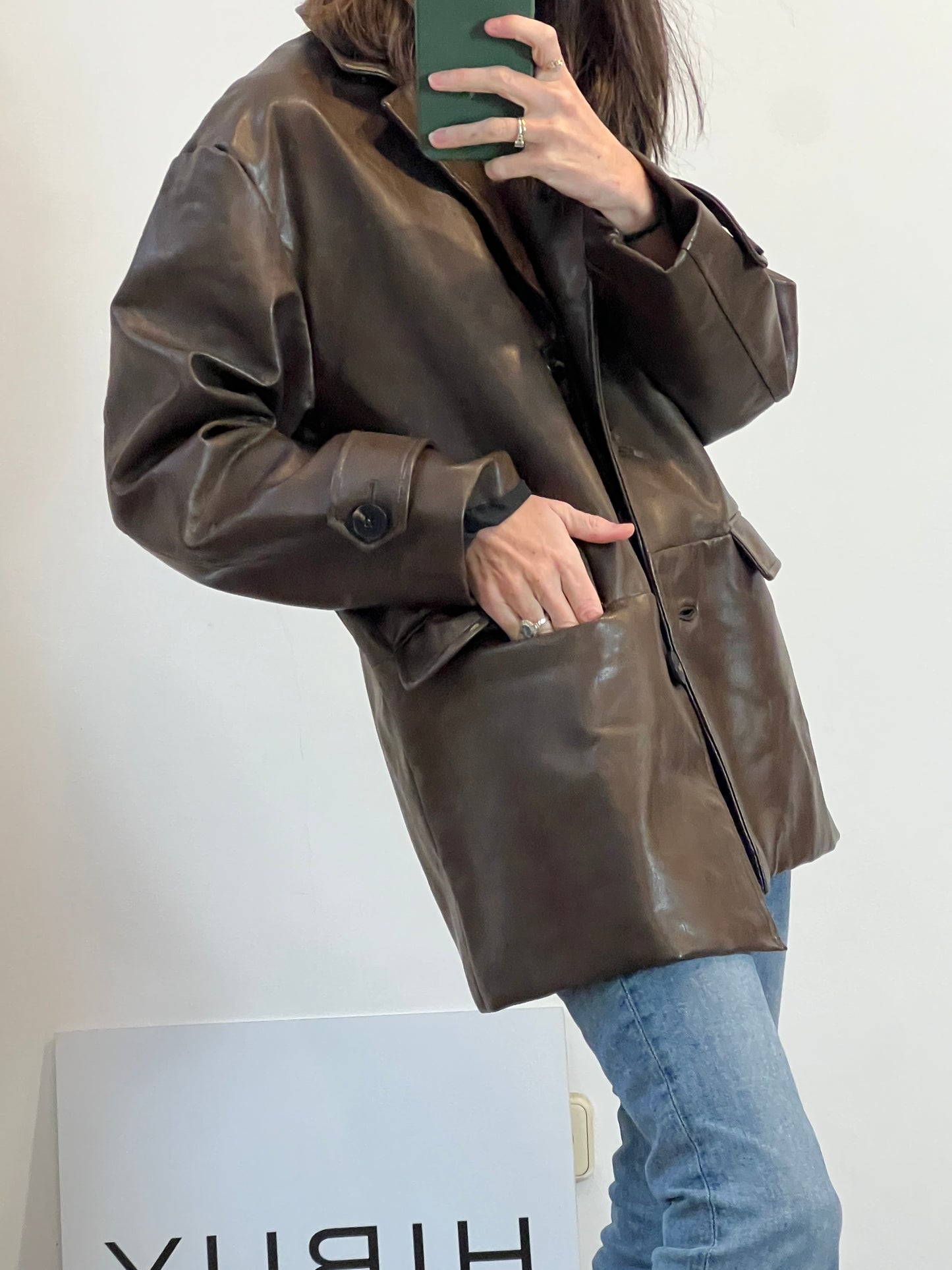 SFERA. Abrigo marrón efecto piel