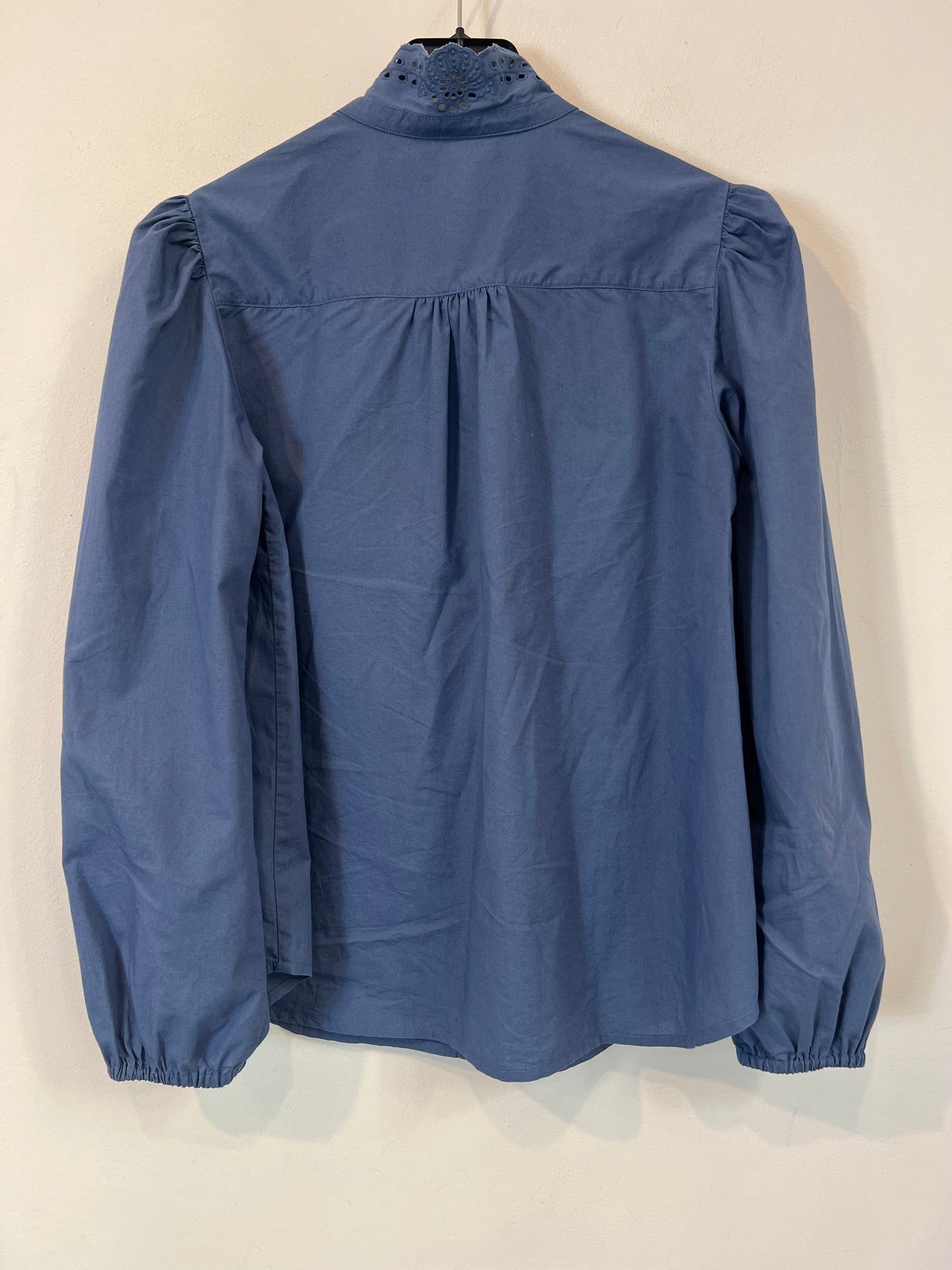 CORTEFIEL. Blue blouse with die-cut detail Ts