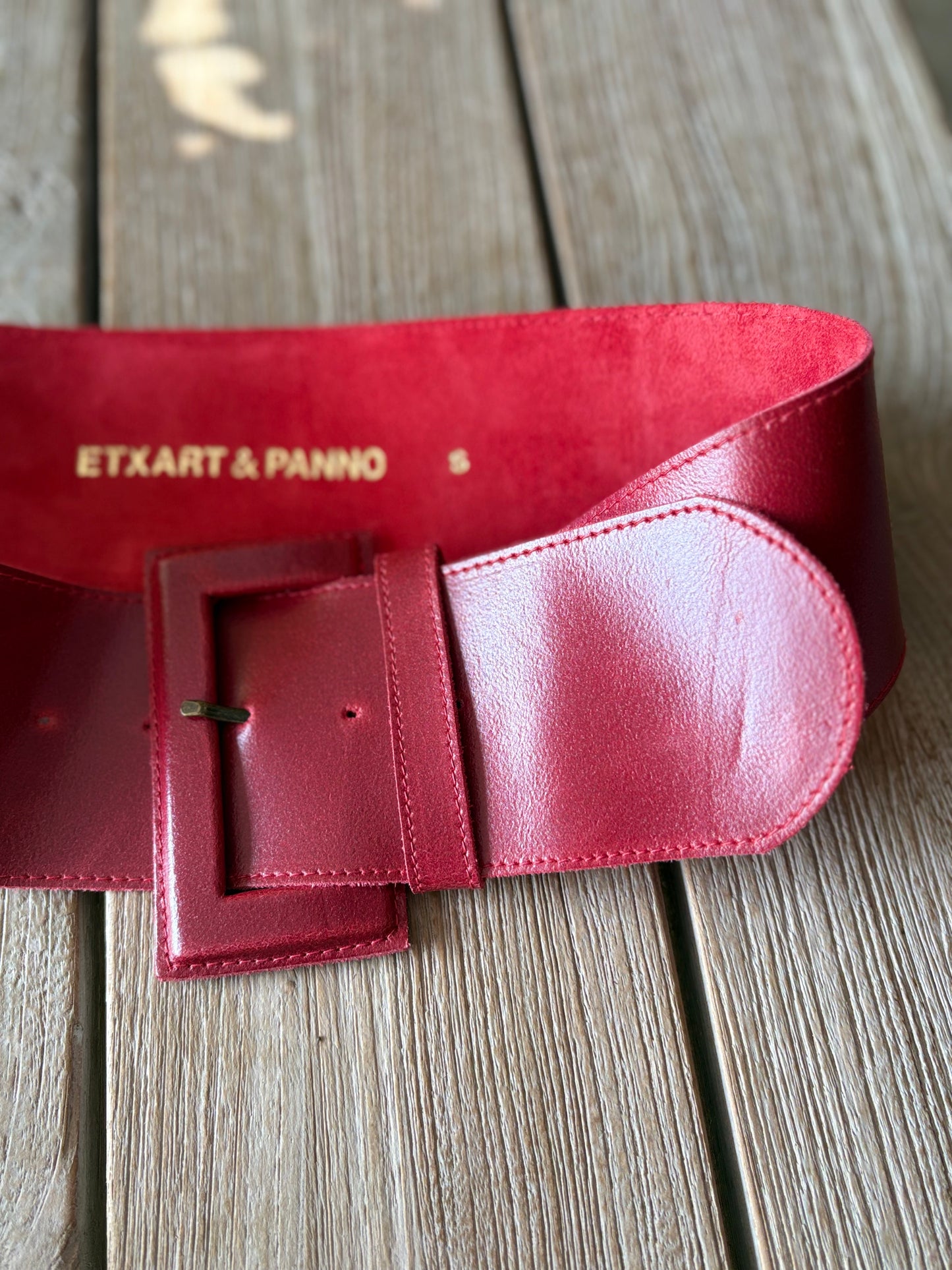 ETXART & PANNO. Cinturón rojo piel hebilla rectangular. T S