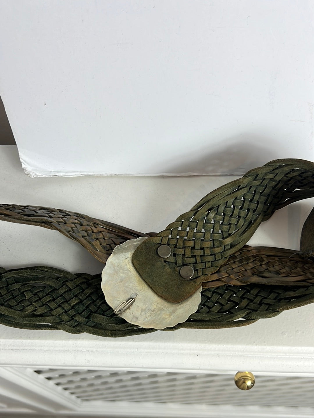 OTRAS. Cinturón piel verde trenzado