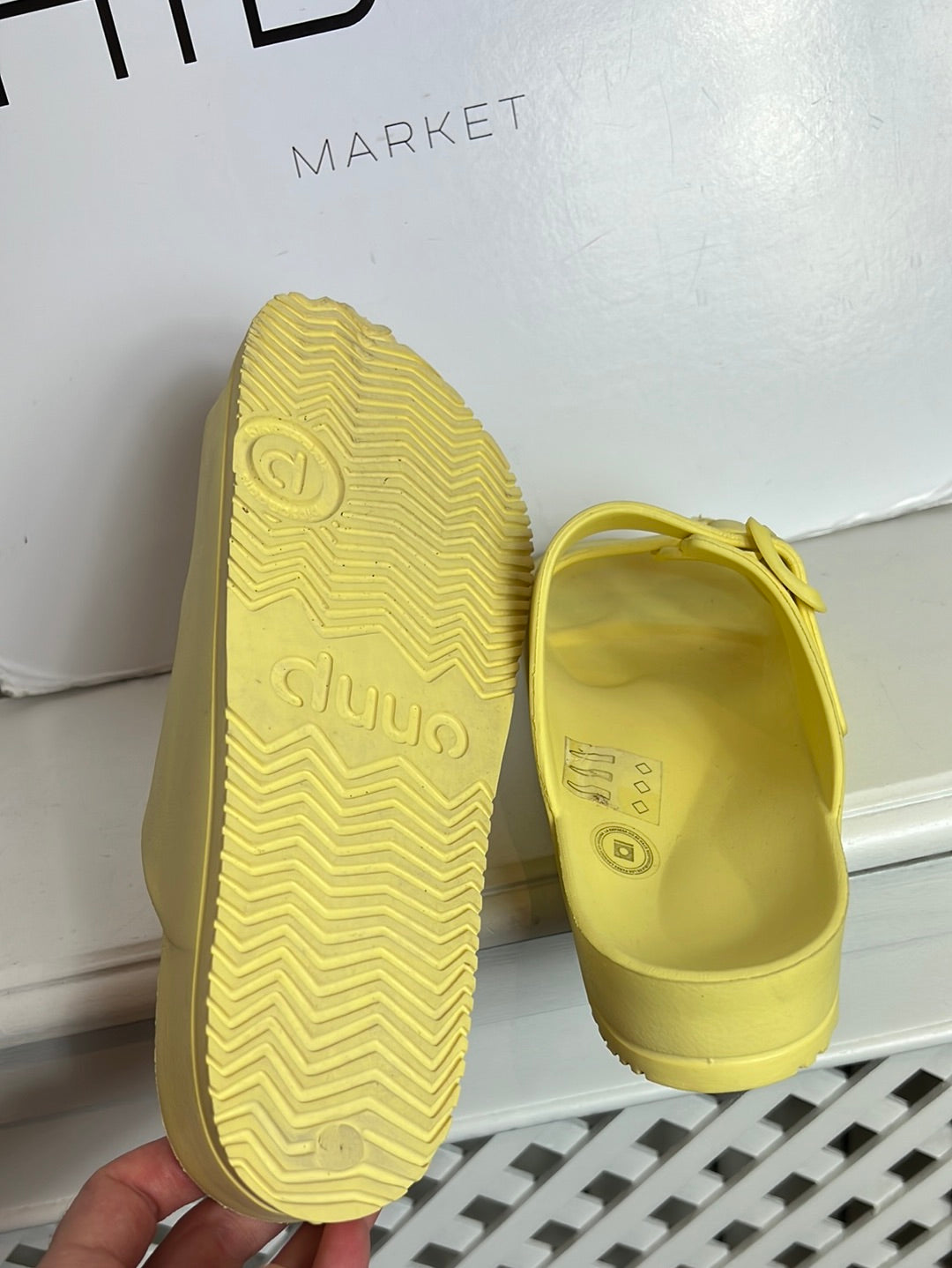 DUUO. Chanclas doble hebilla amarillas. T 39