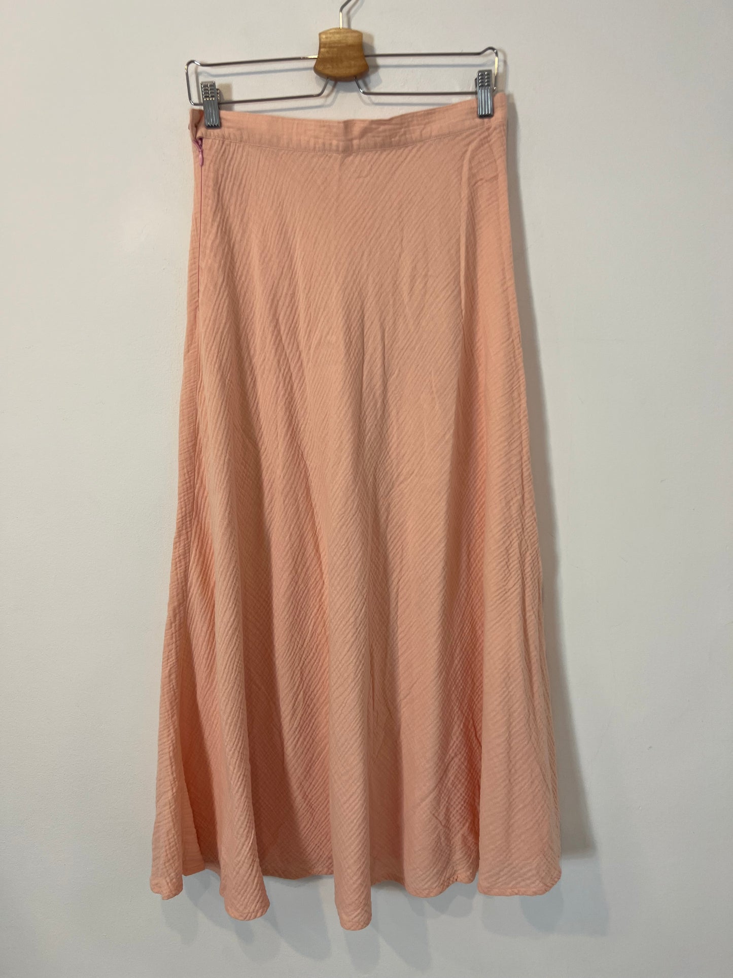 OTRAS. Falda larga rosa claro fluida. T M