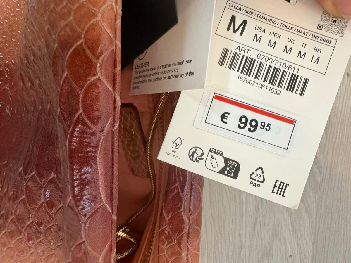ZARA. Pouch de piel con relieve edición limitada