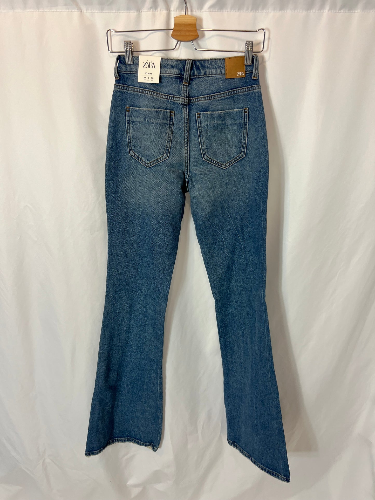 ZARA. Pantalón campana vaquero T.34