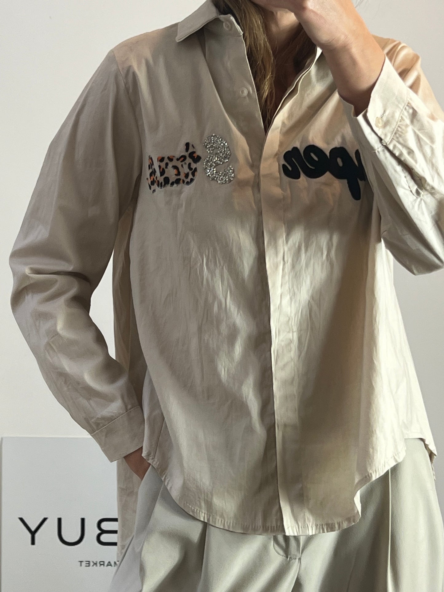 OTHERS. Beige letter shirt. TS/M