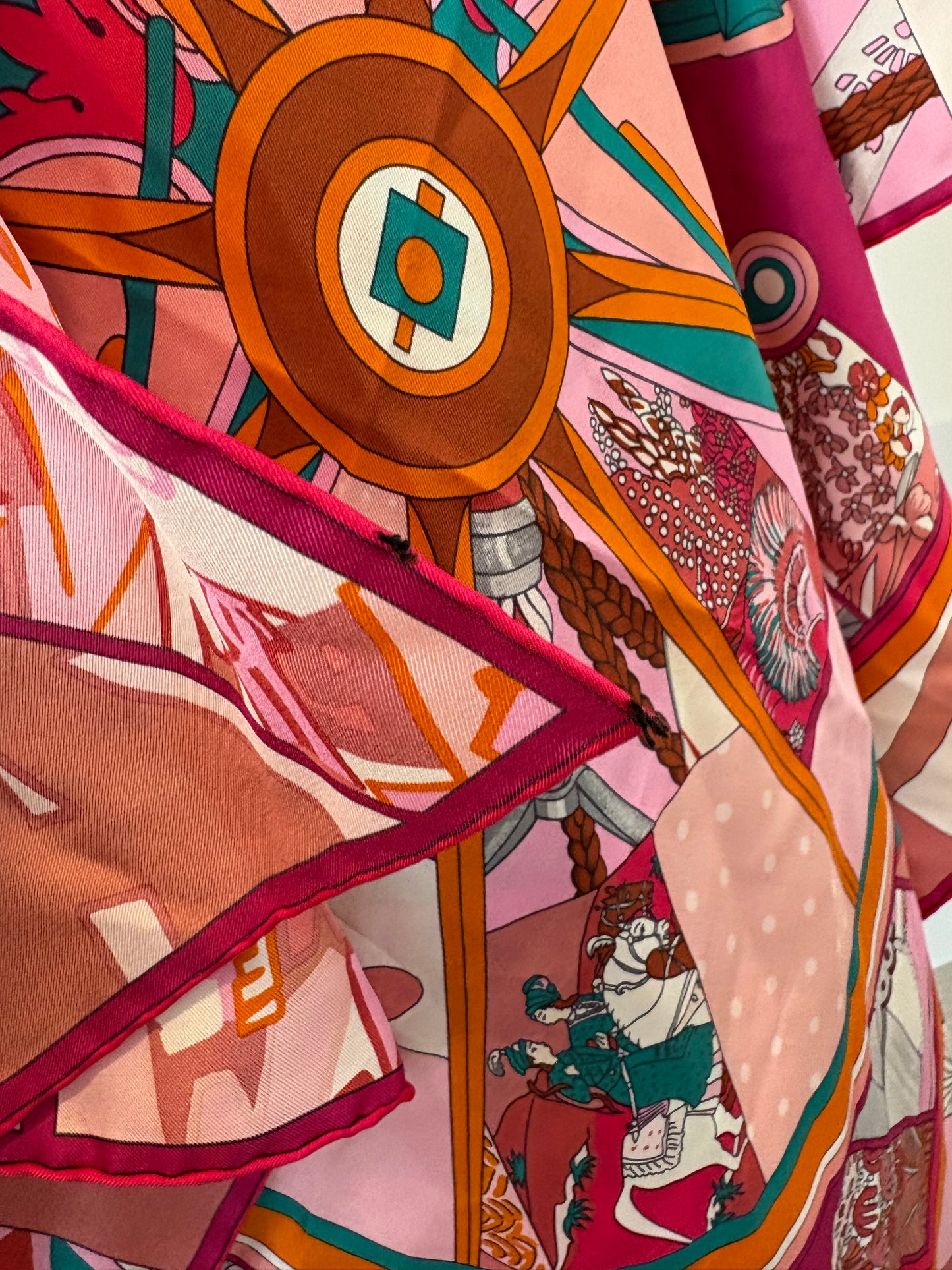 HERMÉS. Pañuelo rosa estampado