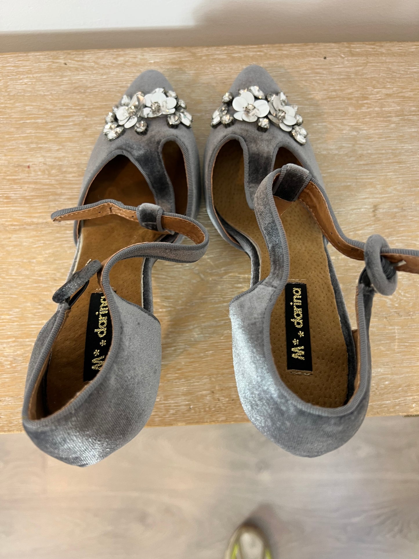 M**DARINA. Velvet and rhinestone heels. Size 39