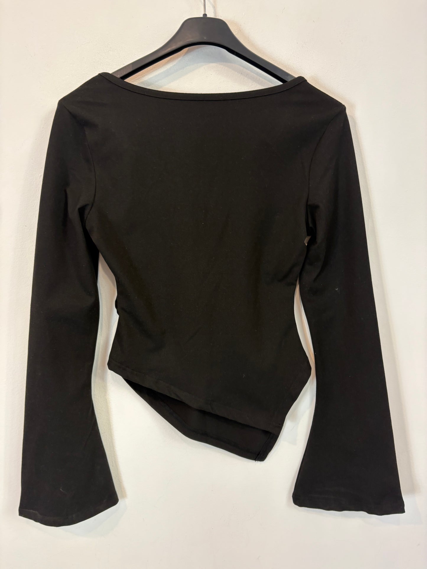 OTRAS. Top negro elástico detalle broche. T S