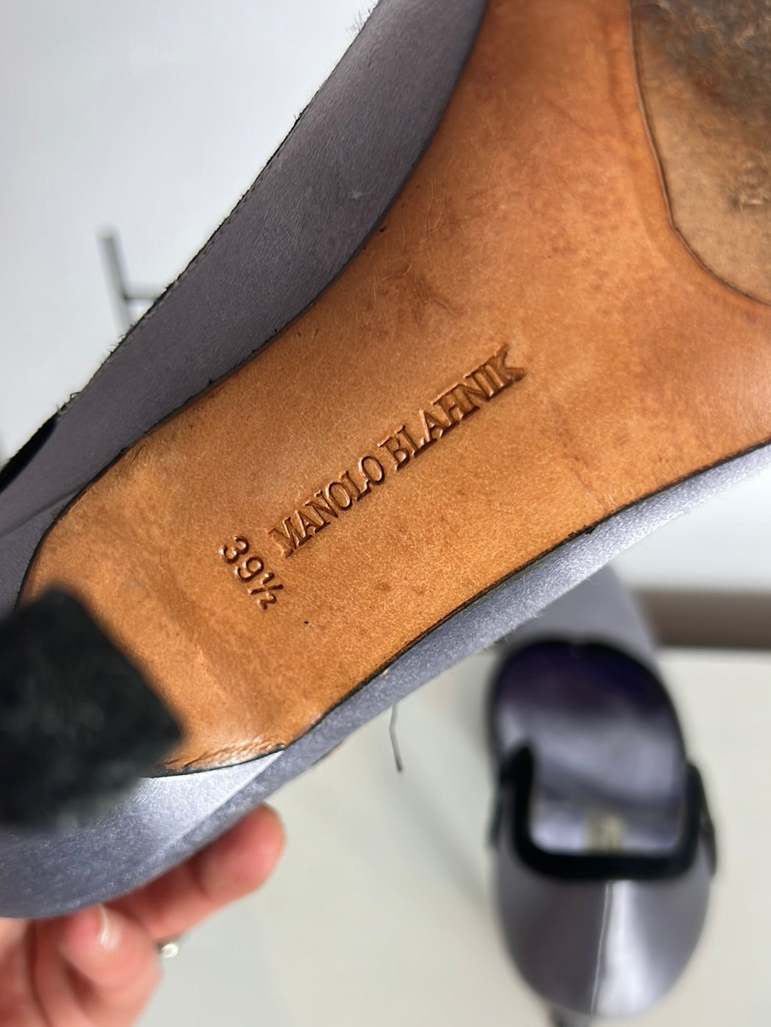 MANOLO BLAHNIK. Stilettos morados detalle en negro. T 39.5