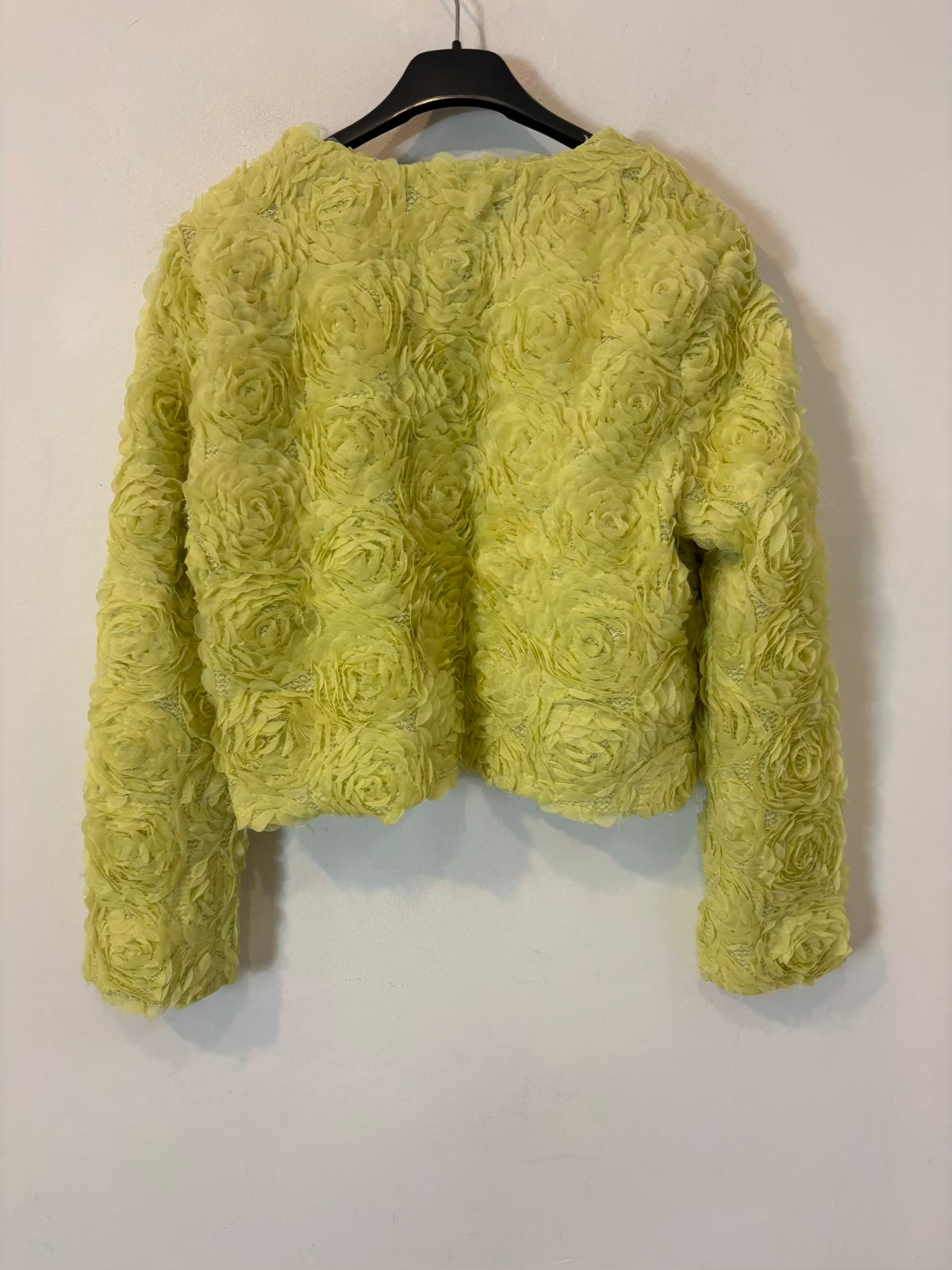 ZARA. Chaqueta cropped flores relieve