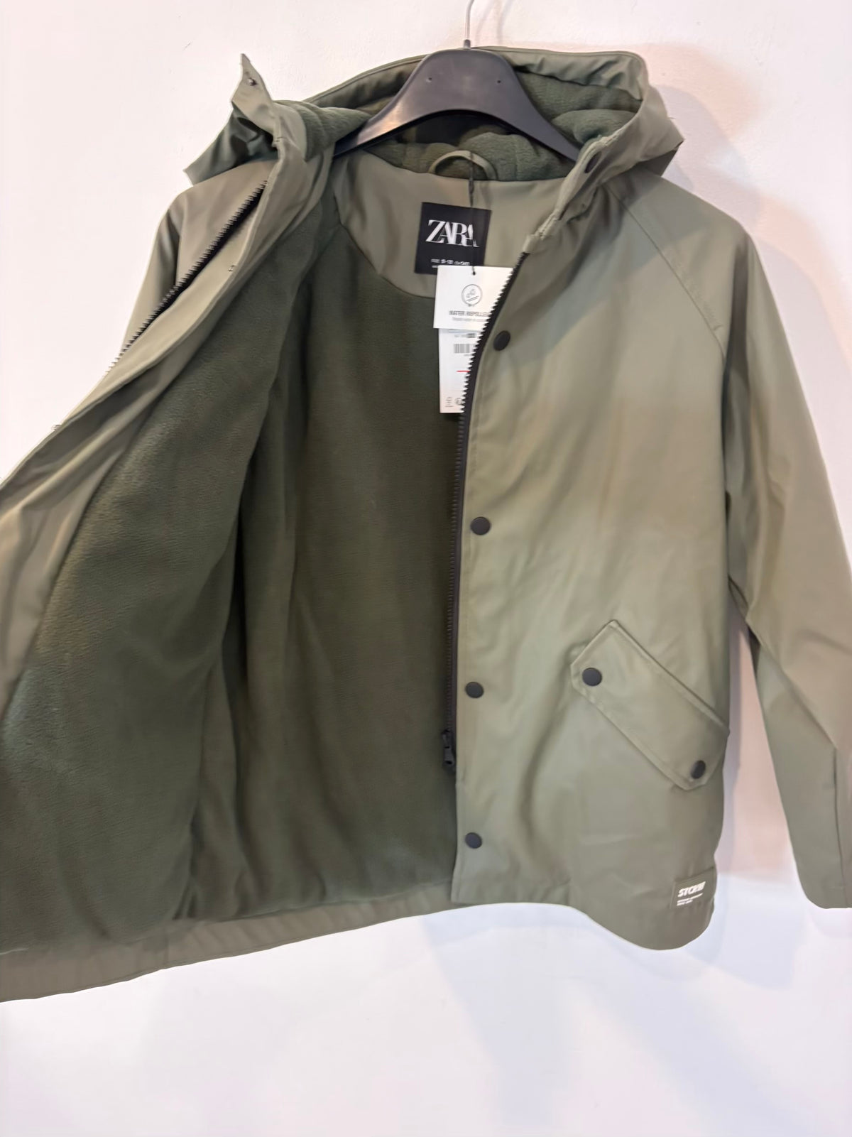 ZARA. Parka verde impermeable. T 9-10 años