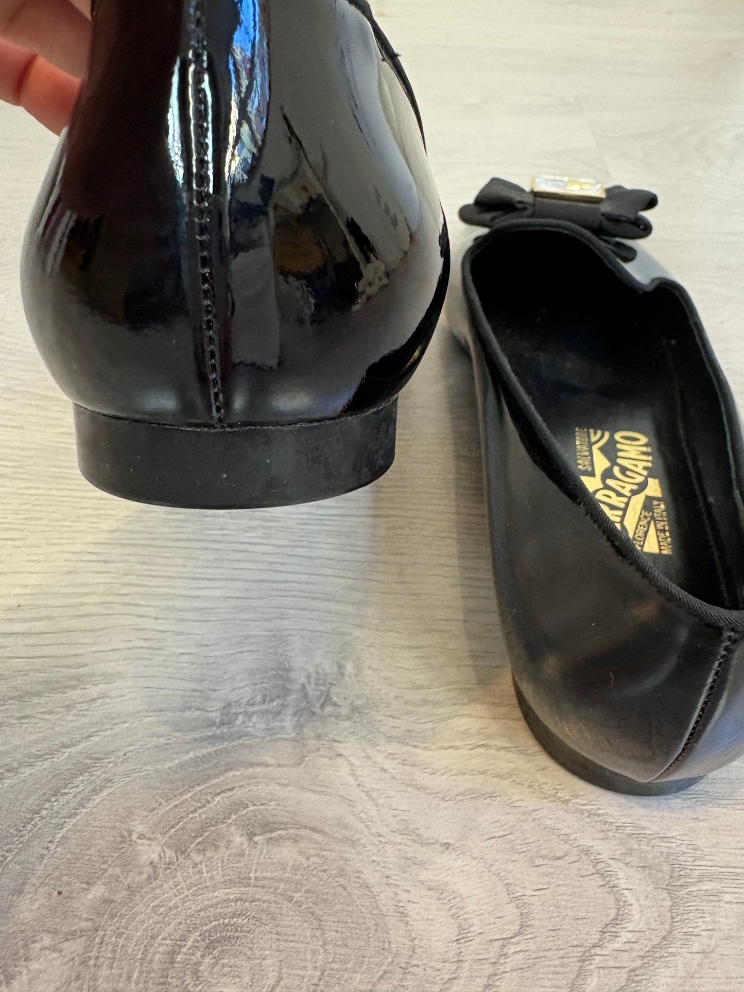 SALVATORE FERRAGAMO. Mocasines charol lazo