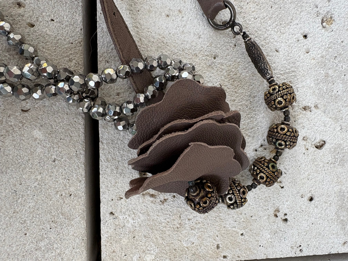 OTRAS. Cinturón piel y abalorios