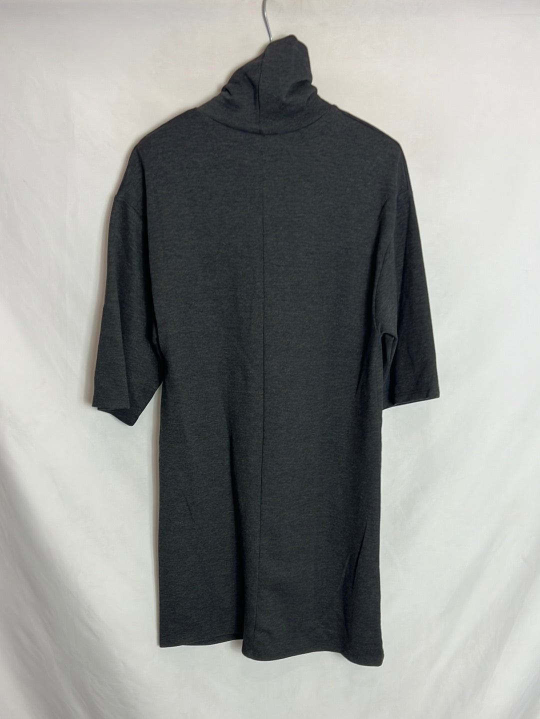 ZARA. Vestido corto gris cuello alto. T S
