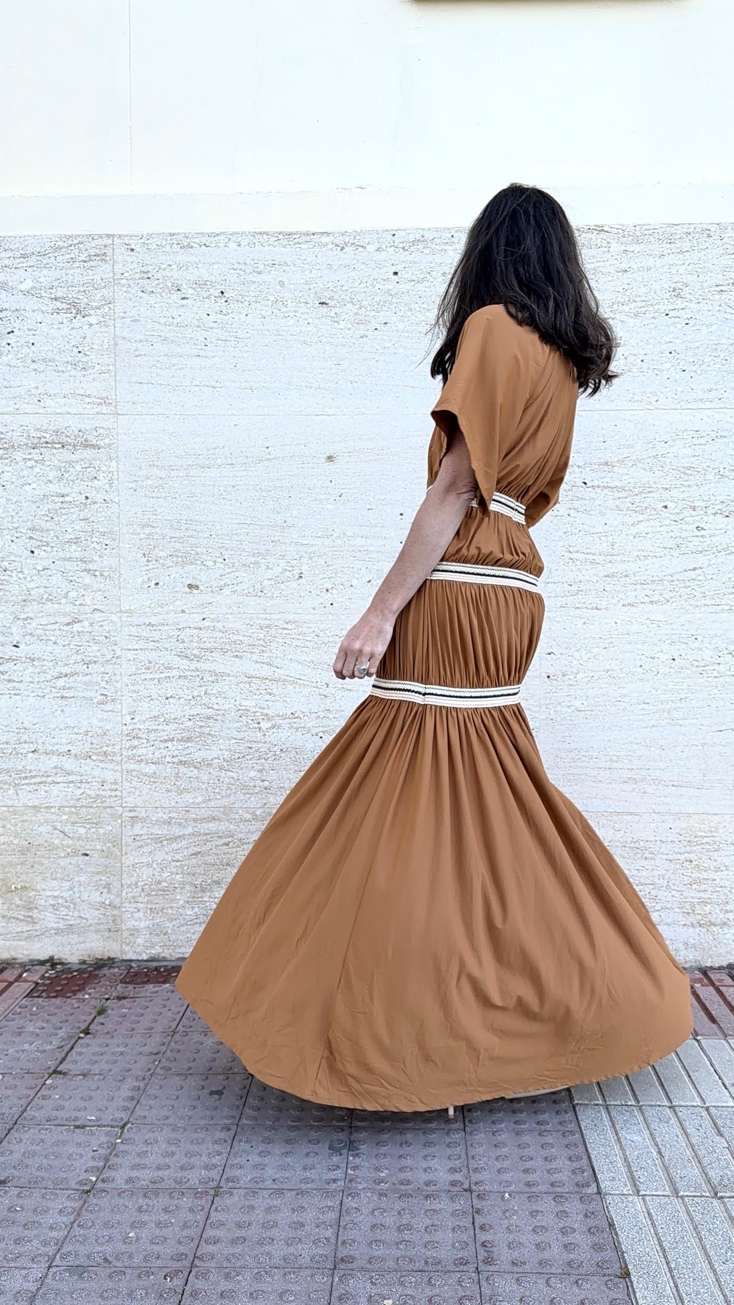 ZARA. Vestido largo fluido camel
