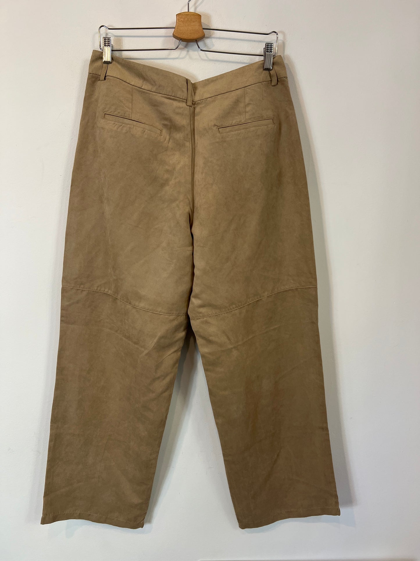 ZARA. Pantalón beige antelina T.l