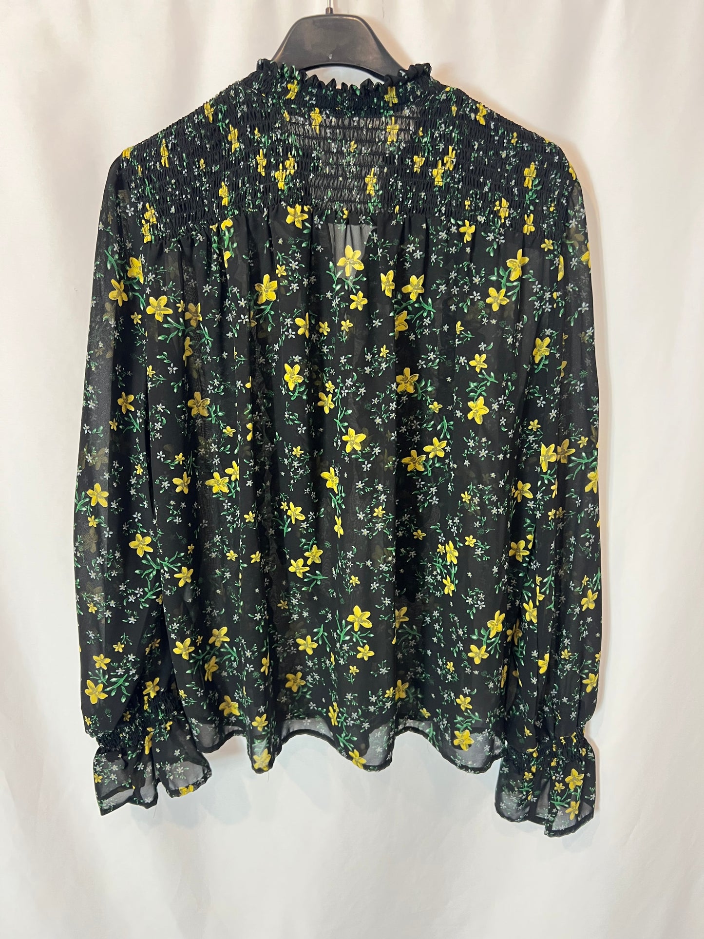ZARA. Black floral blouse Ts