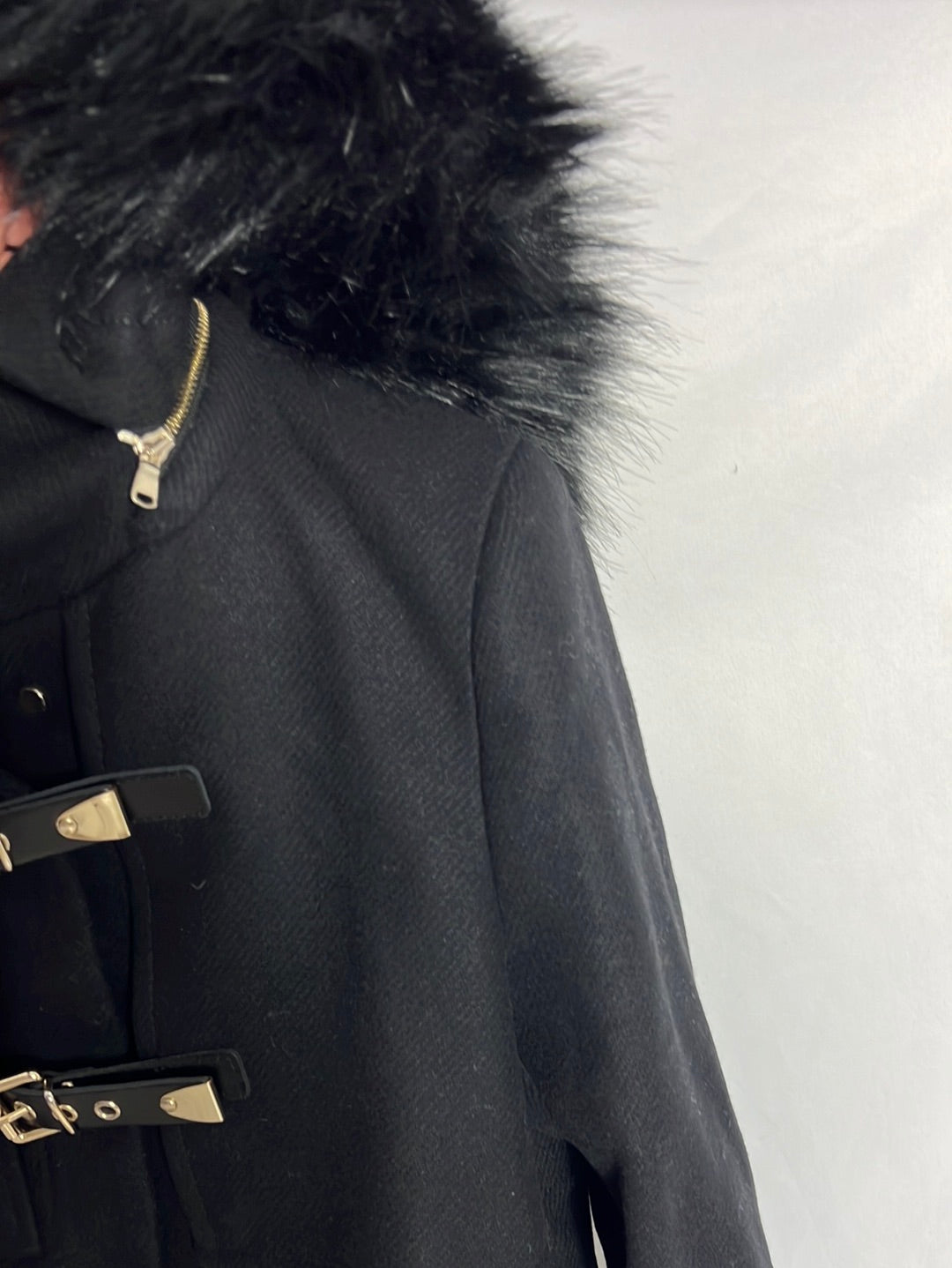 ZARA. Abrigo negro hebillas. TM